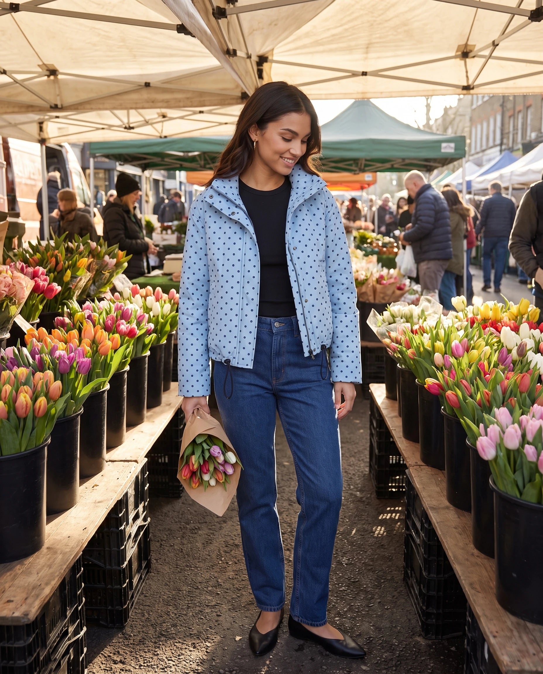 Bomber court à pois bleu ciel Suzette, porté au marché aux fleurs le matin