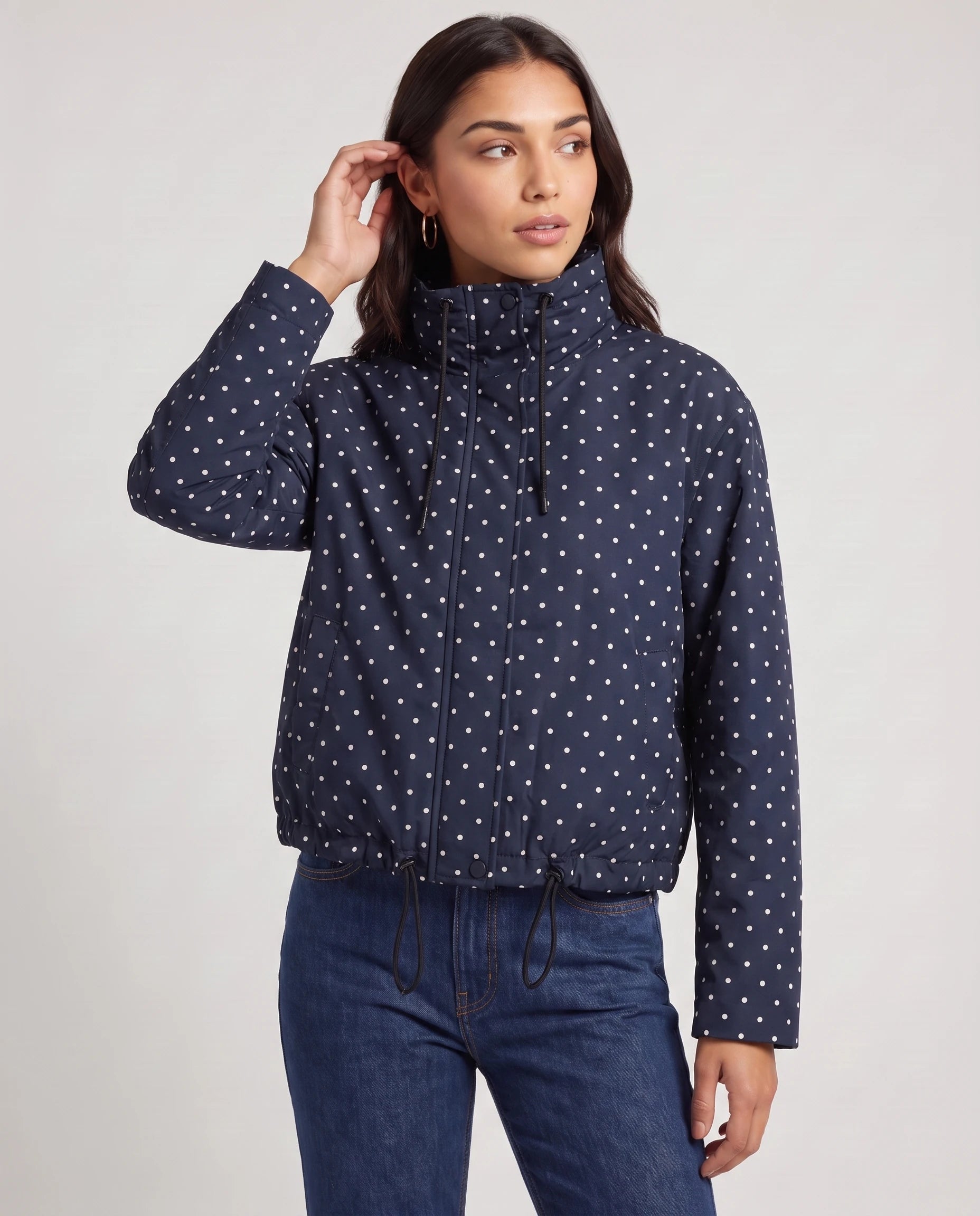 Bomber court à pois bleu marine Suzette, vue de trois quarts en studio