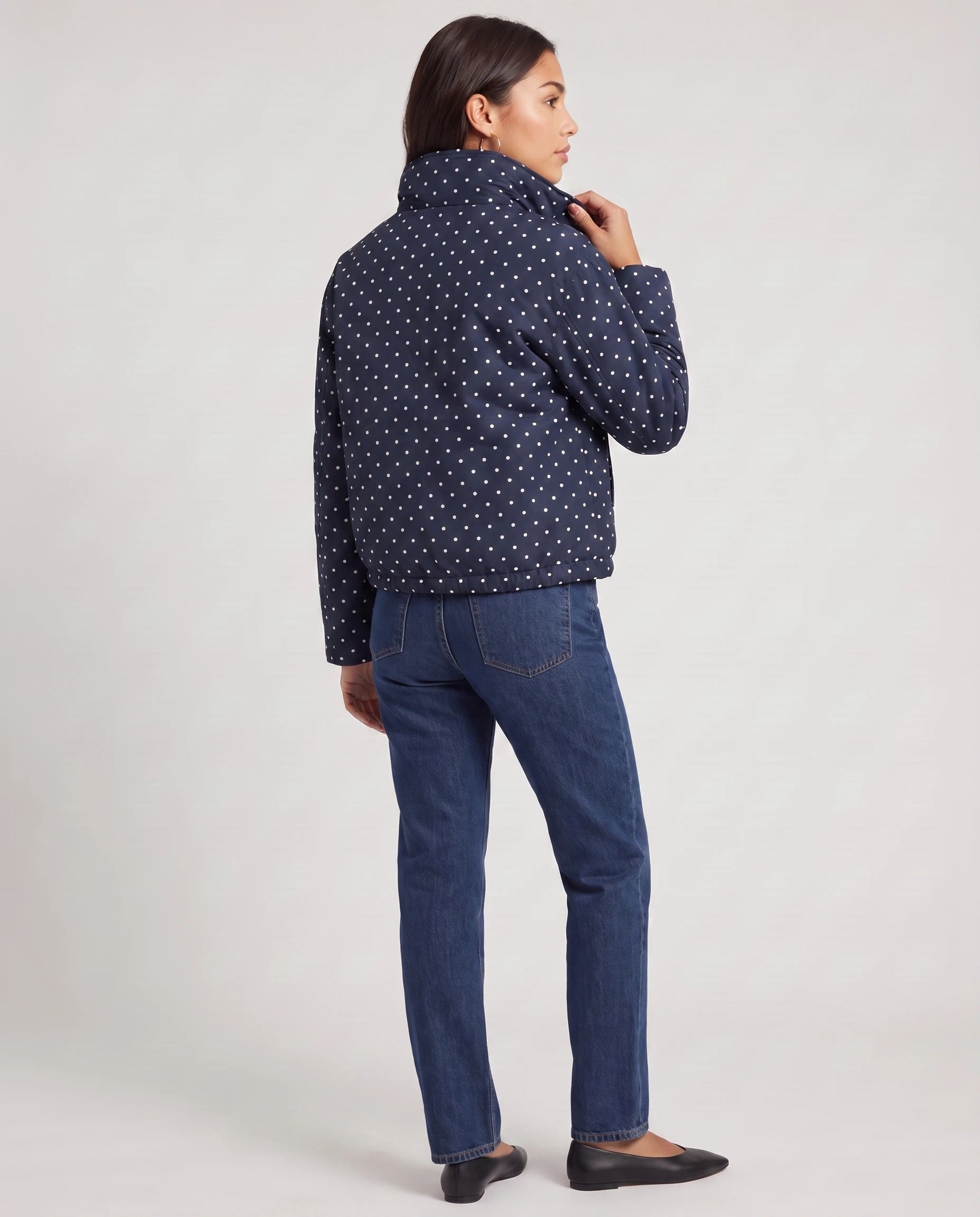 Bomber court à pois bleu marine Suzette, vue de dos en studio