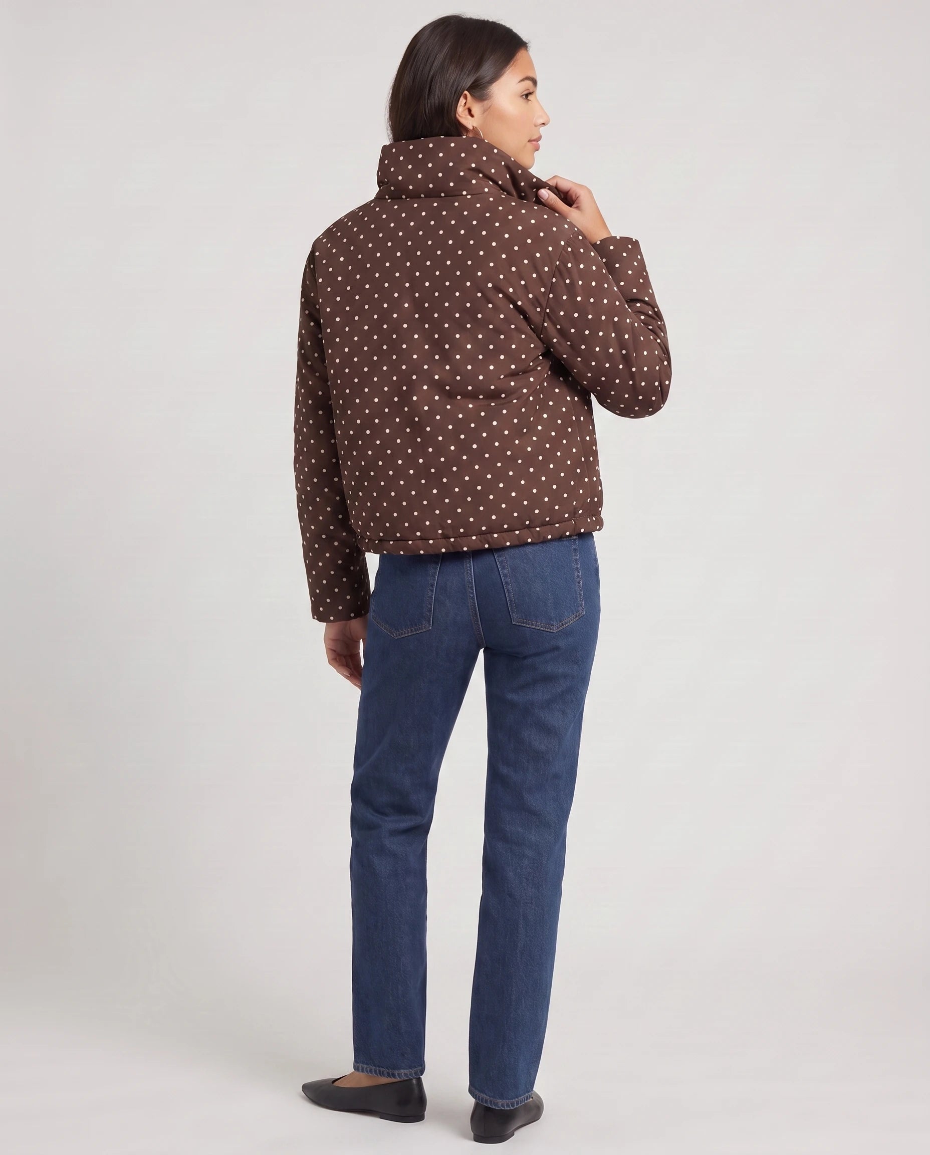 Bomber court à pois chocolat Suzette, vue de dos en studio