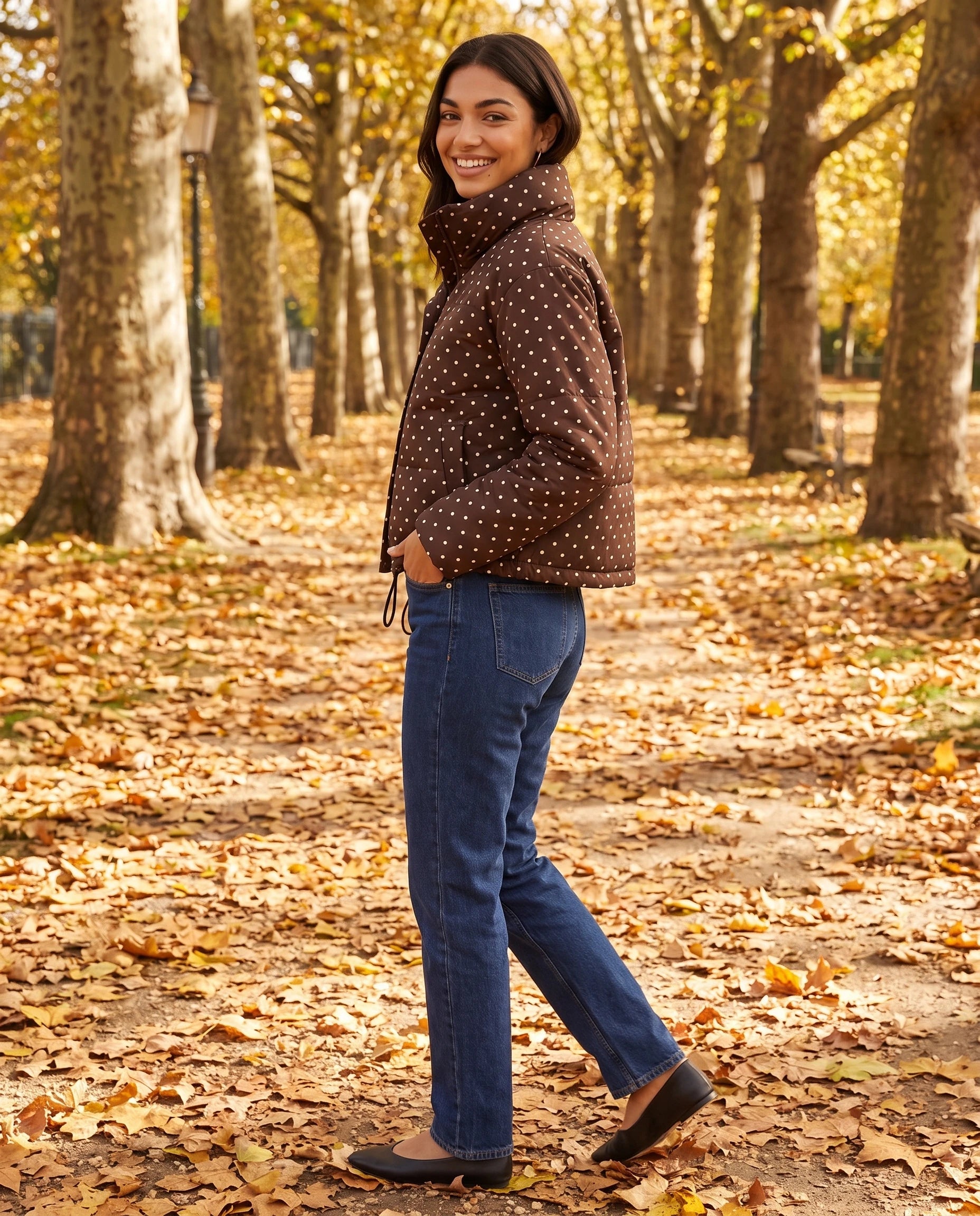 Bomber court à pois chocolat Suzette, porté dans une allée de parc en automne