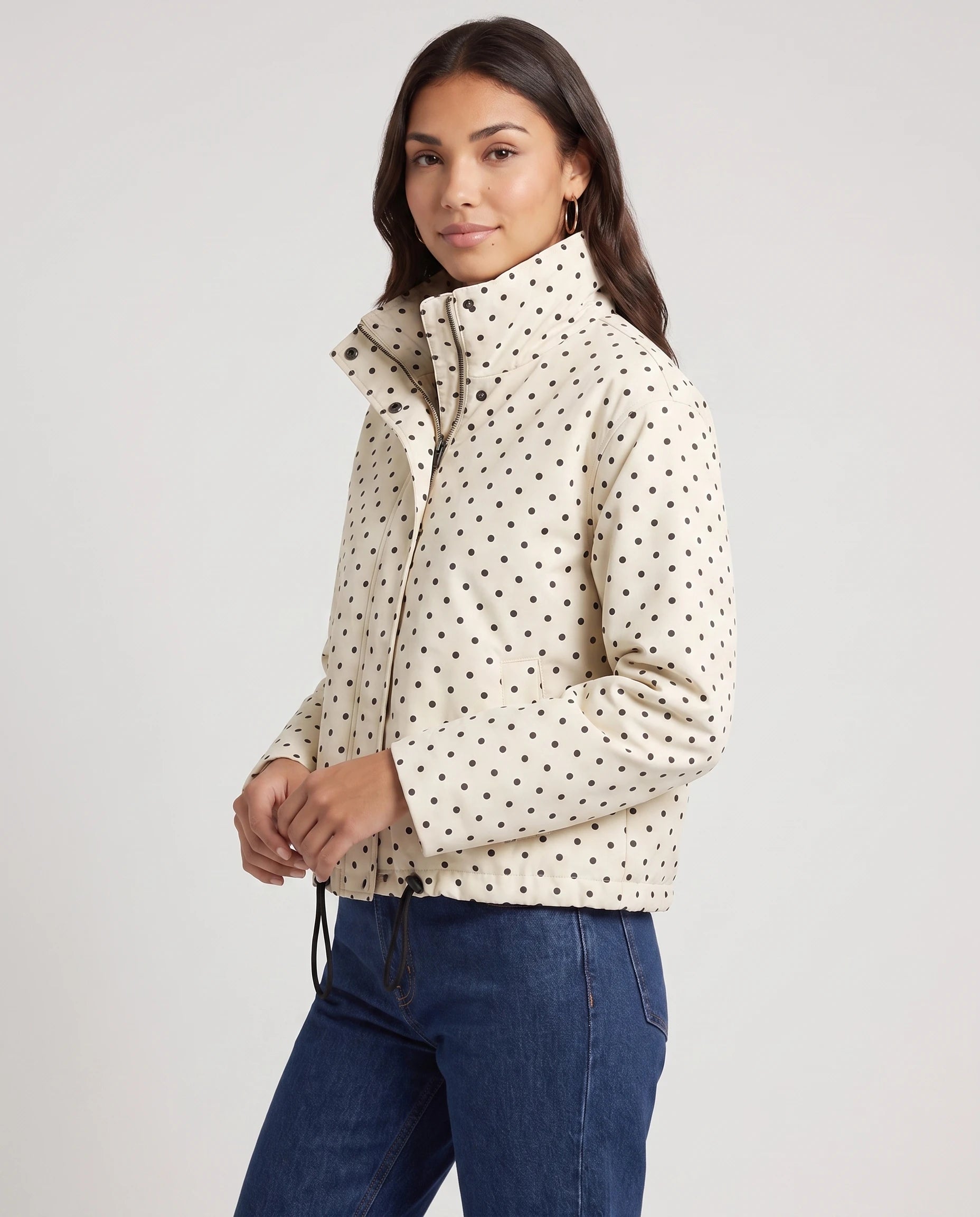 Bomber court à pois écru Suzette, vue de trois quarts en studio