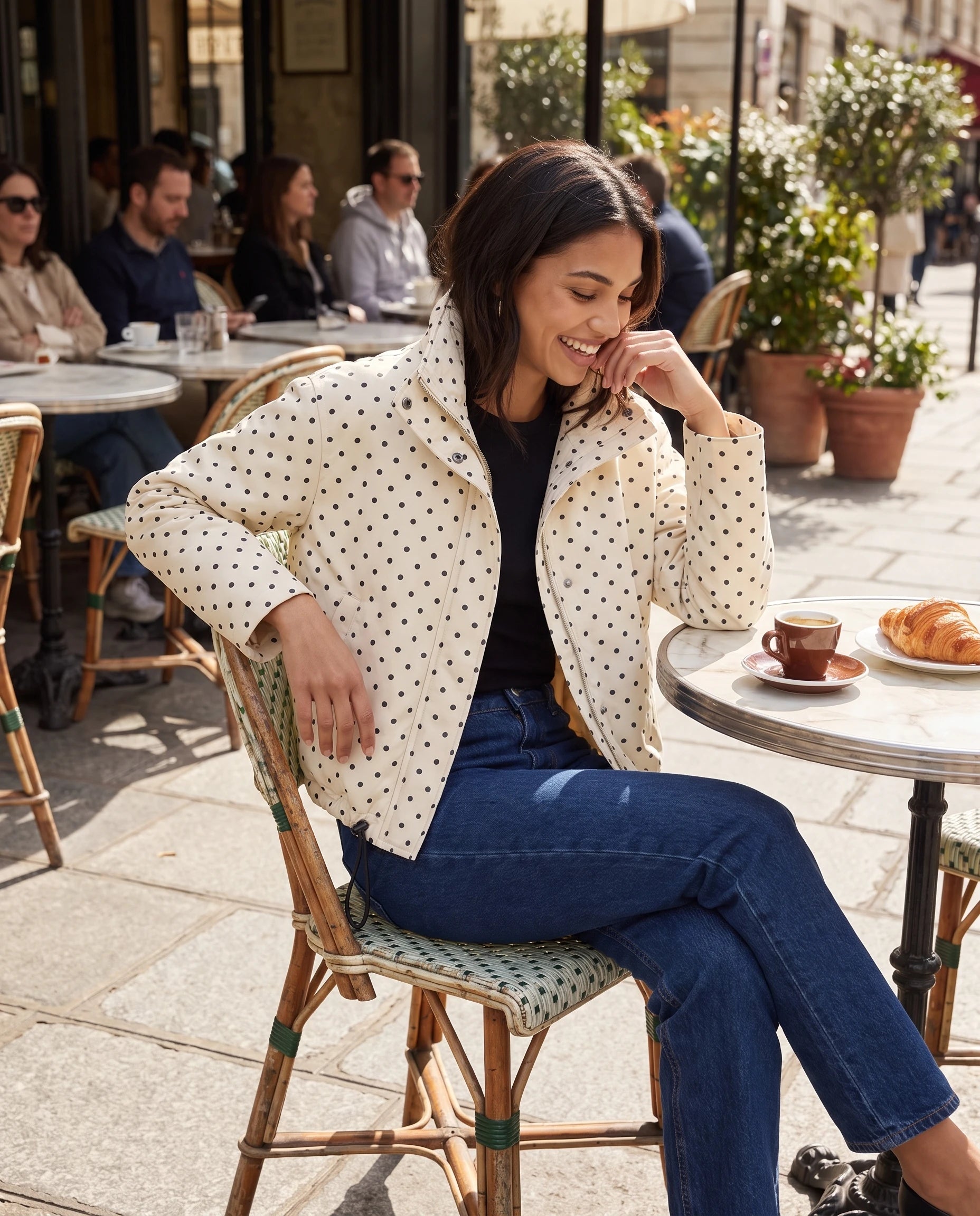 Bomber court à pois écru Suzette, porté en terrasse de café ensoleillée