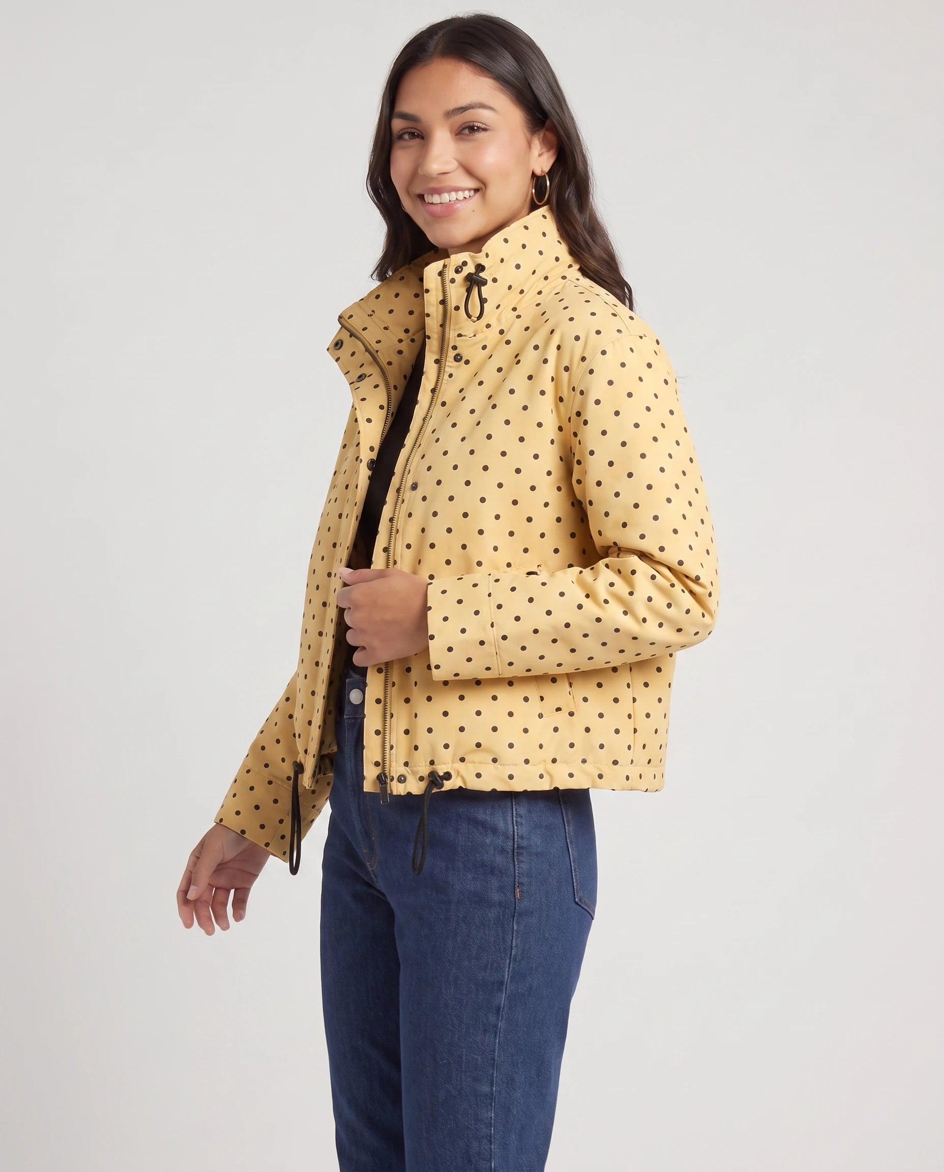 Bomber court à pois jaune Suzette, vue de trois quarts en studio