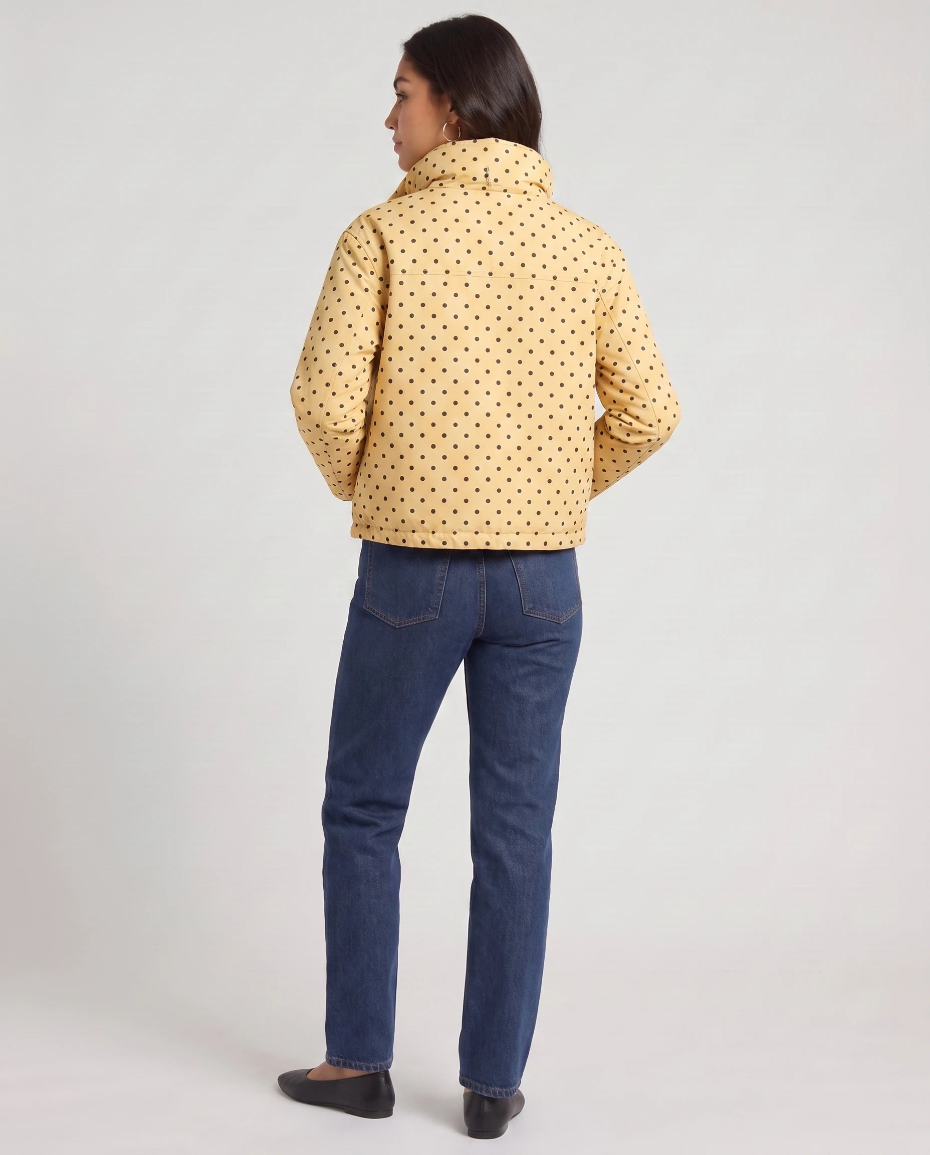 Bomber court à pois jaune Suzette, vue de dos en studio