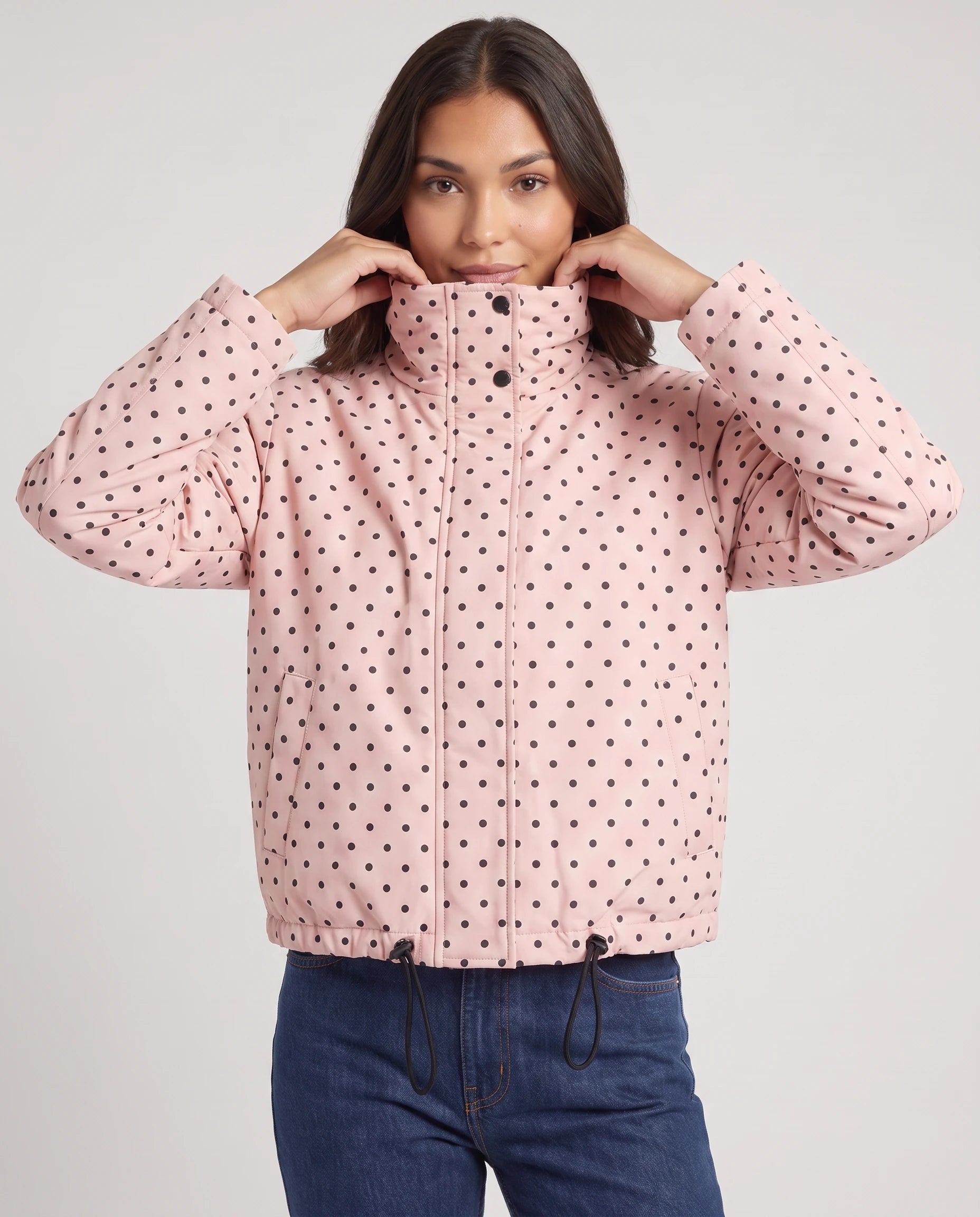Bomber court à pois rose Suzette, plan rapproché en studio