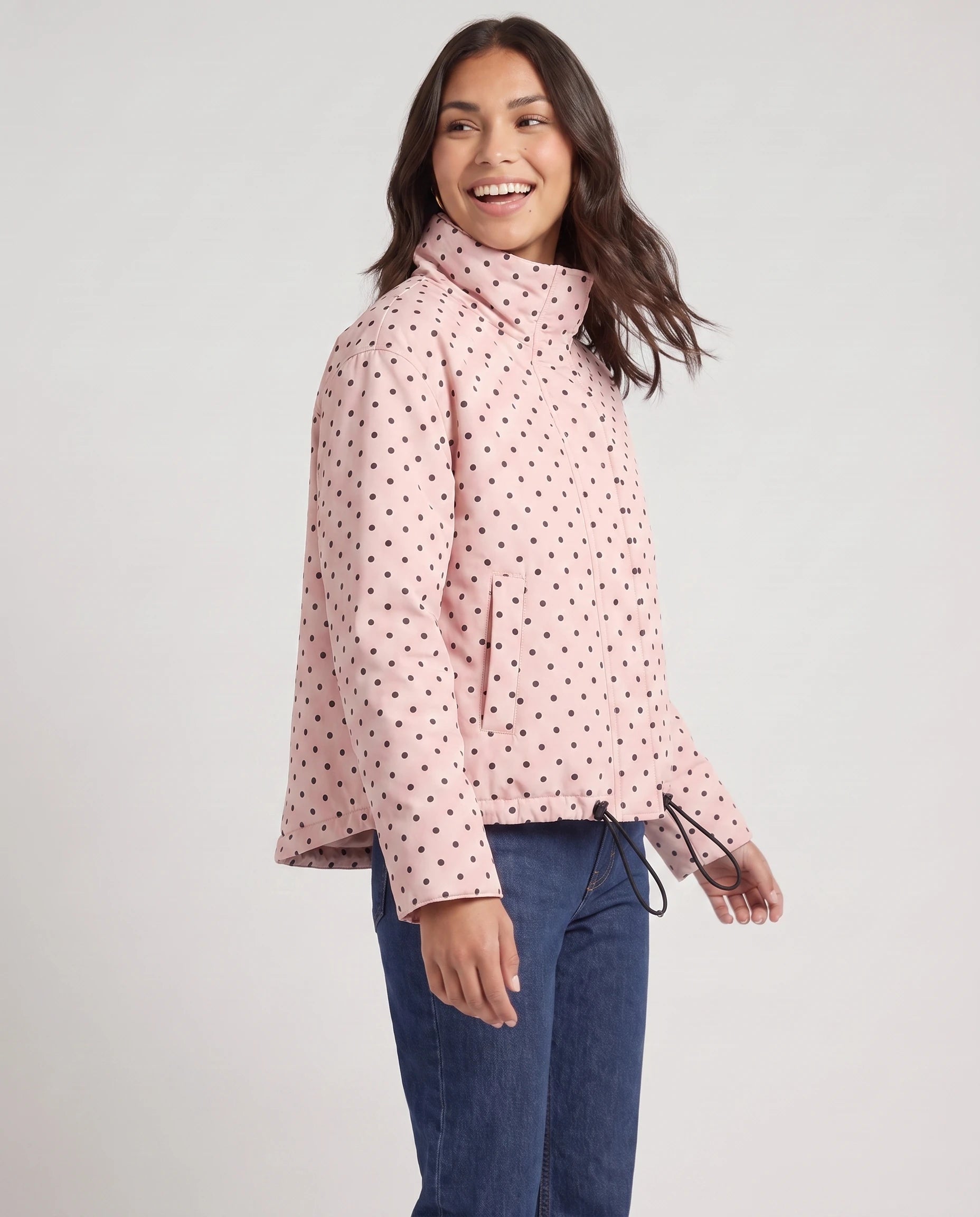 Bomber court à pois rose Suzette, vue de trois quarts en studio