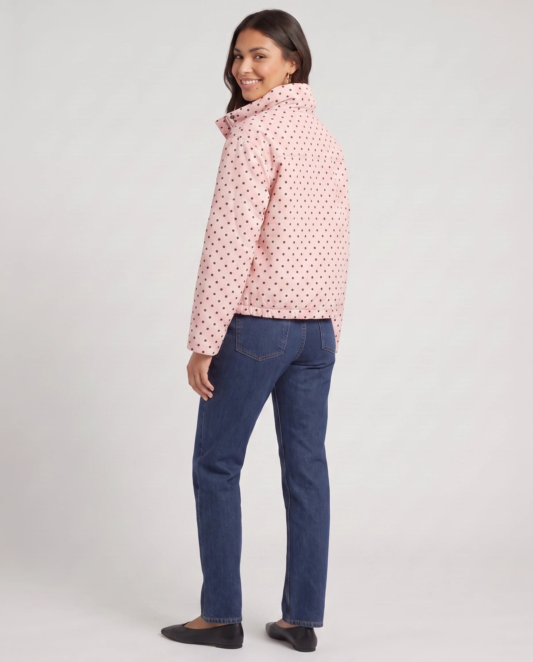 Bomber court à pois rose Suzette, vue de dos en studio