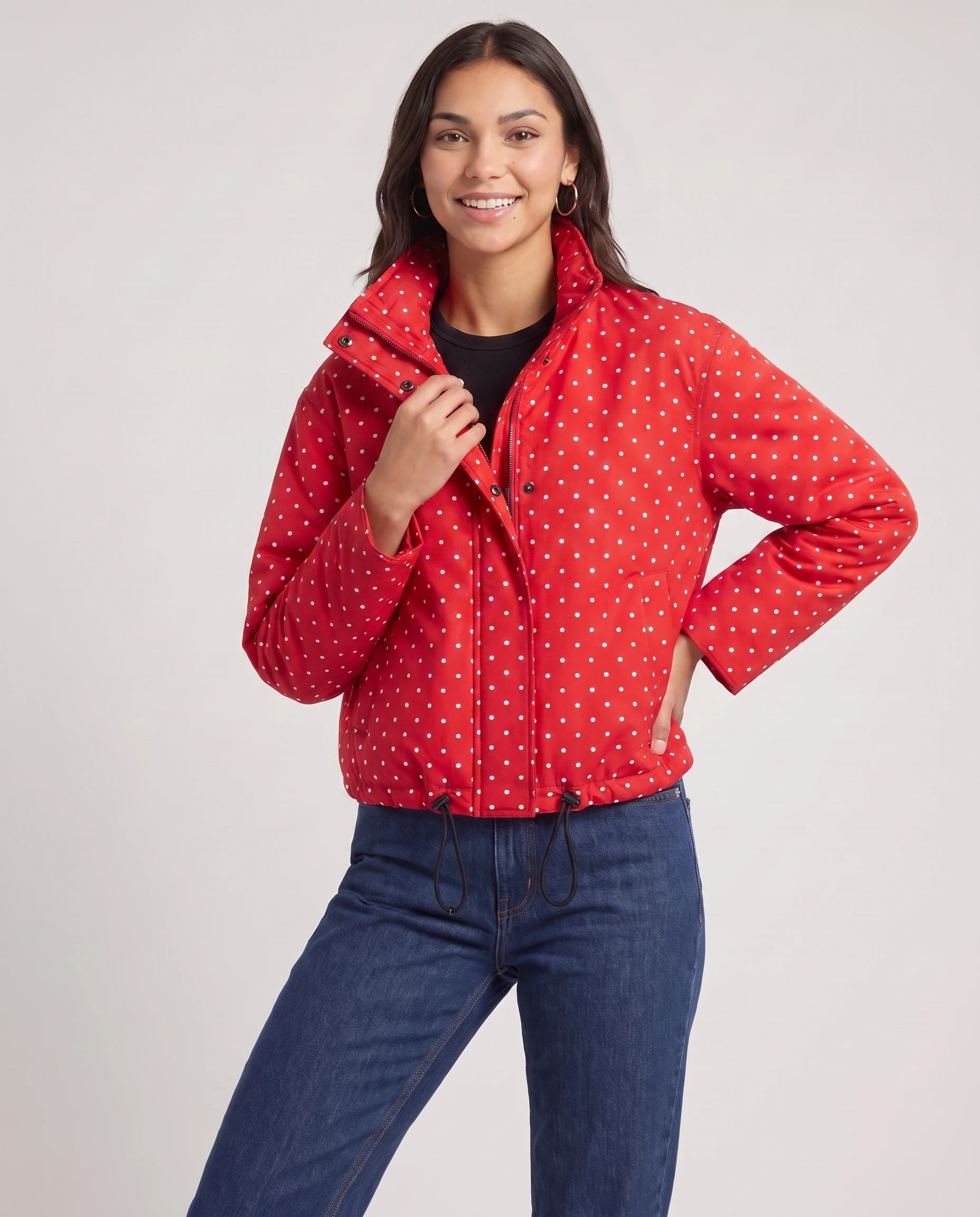 Bomber court à pois rouge Suzette, vue de trois quarts en studio