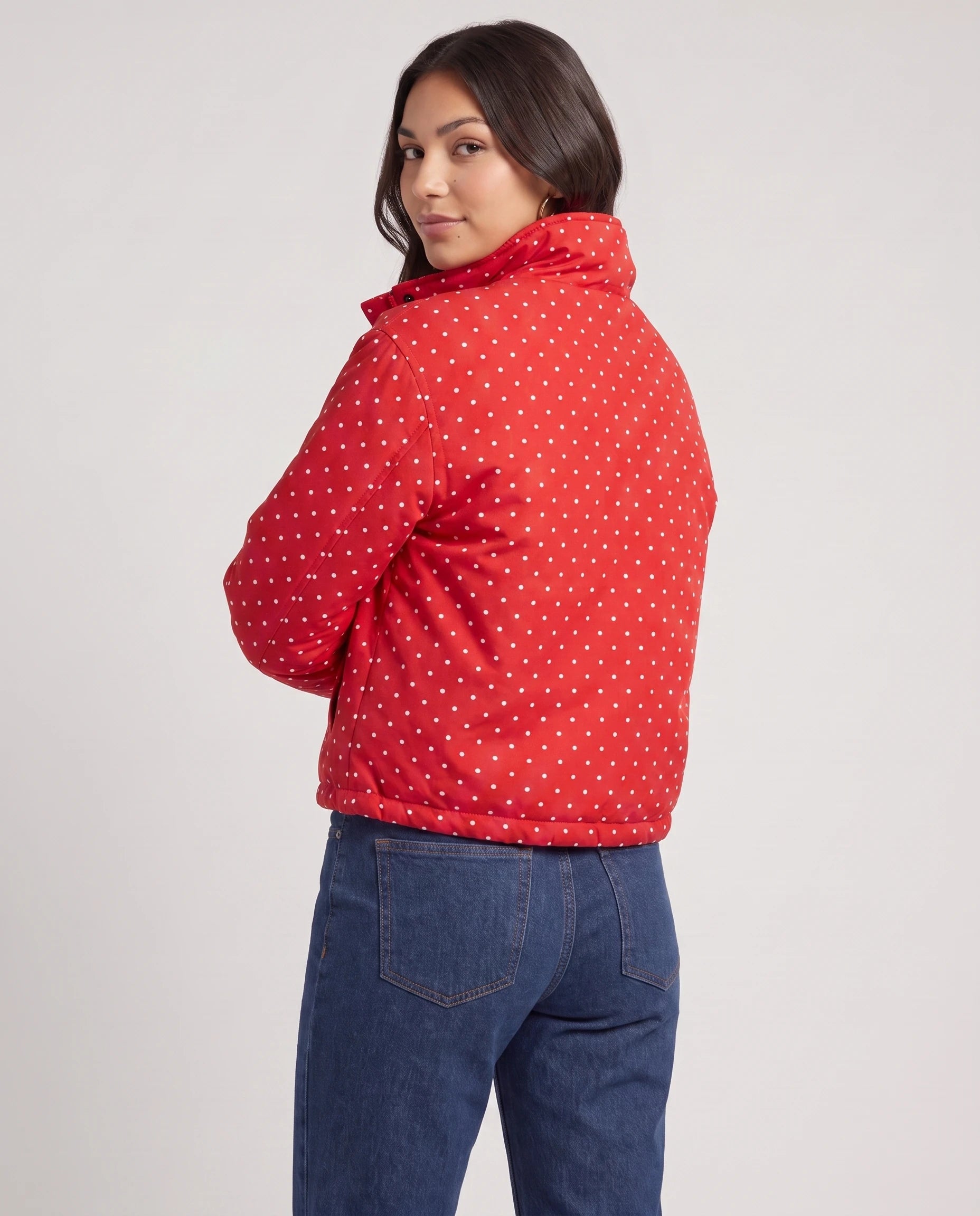 Bomber court à pois rouge Suzette, vue de dos en studio