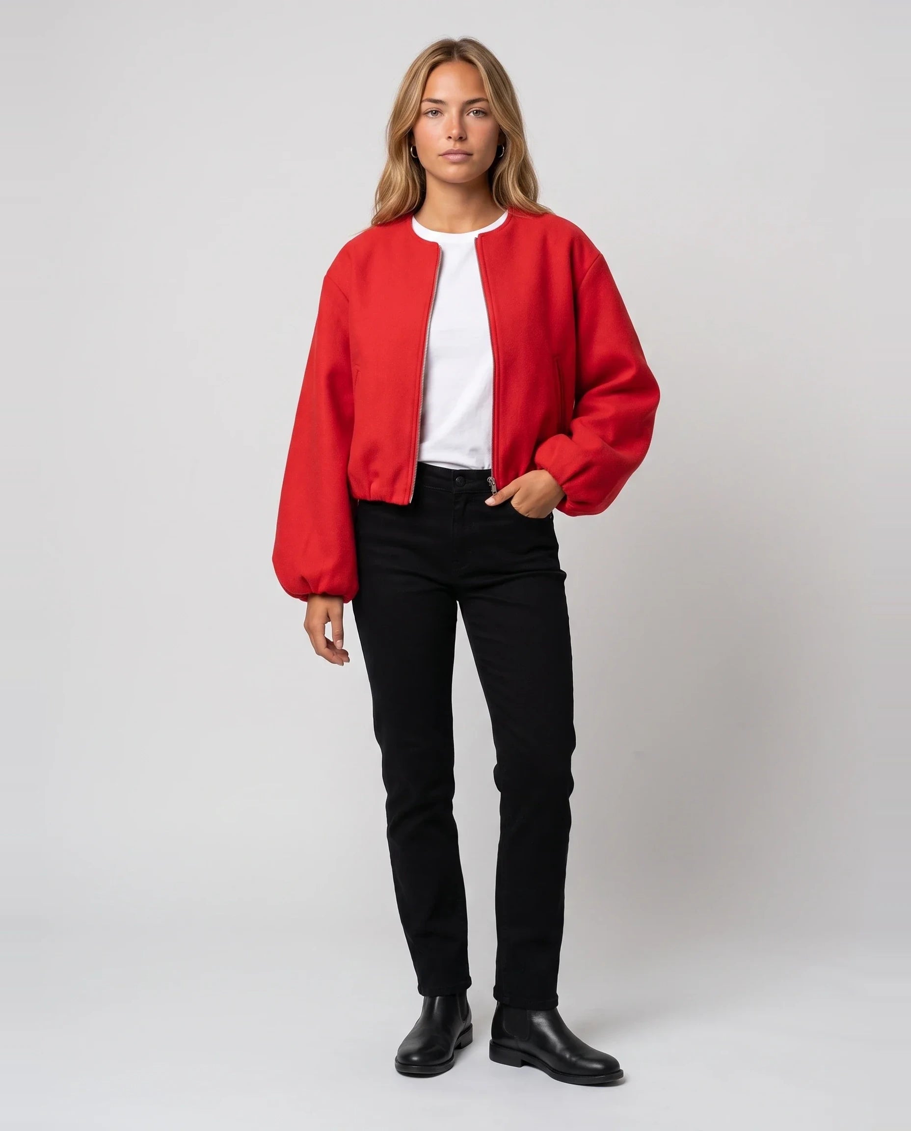 Bomber court sans col en lainage rouge Ambroisine, vue de face en studio