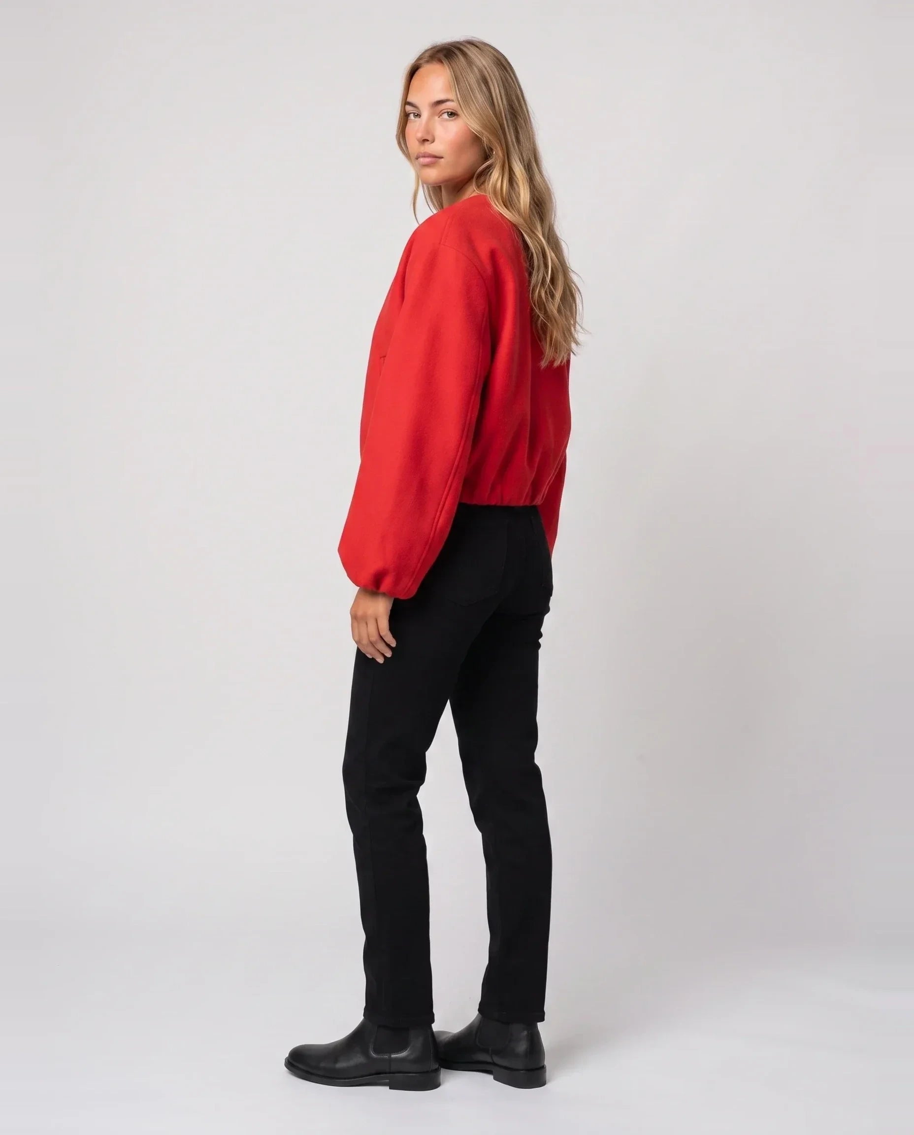 Bomber court sans col en lainage rouge Ambroisine, vue de trois quarts en studio