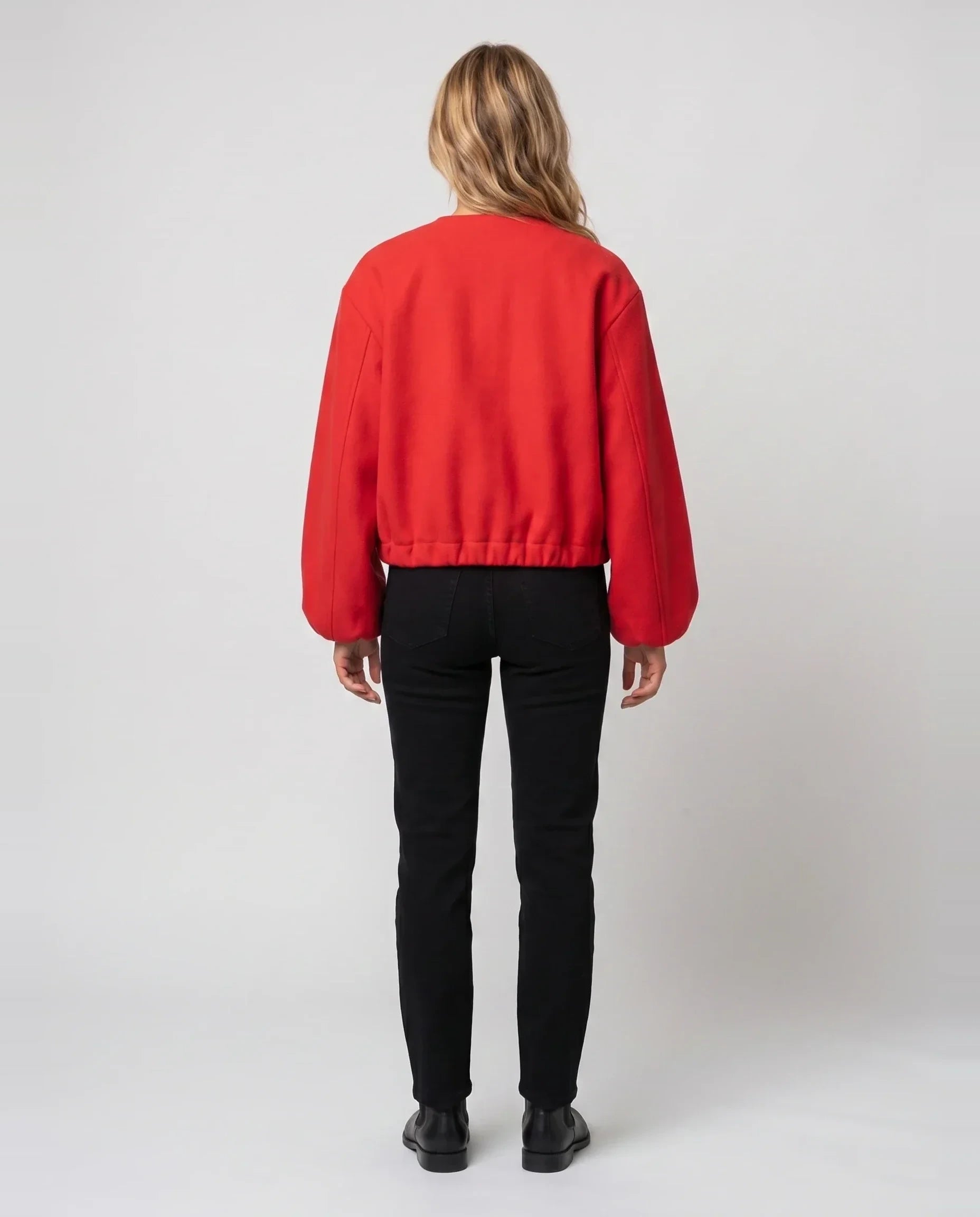 Bomber court sans col en lainage rouge Ambroisine, vue de dos en studio