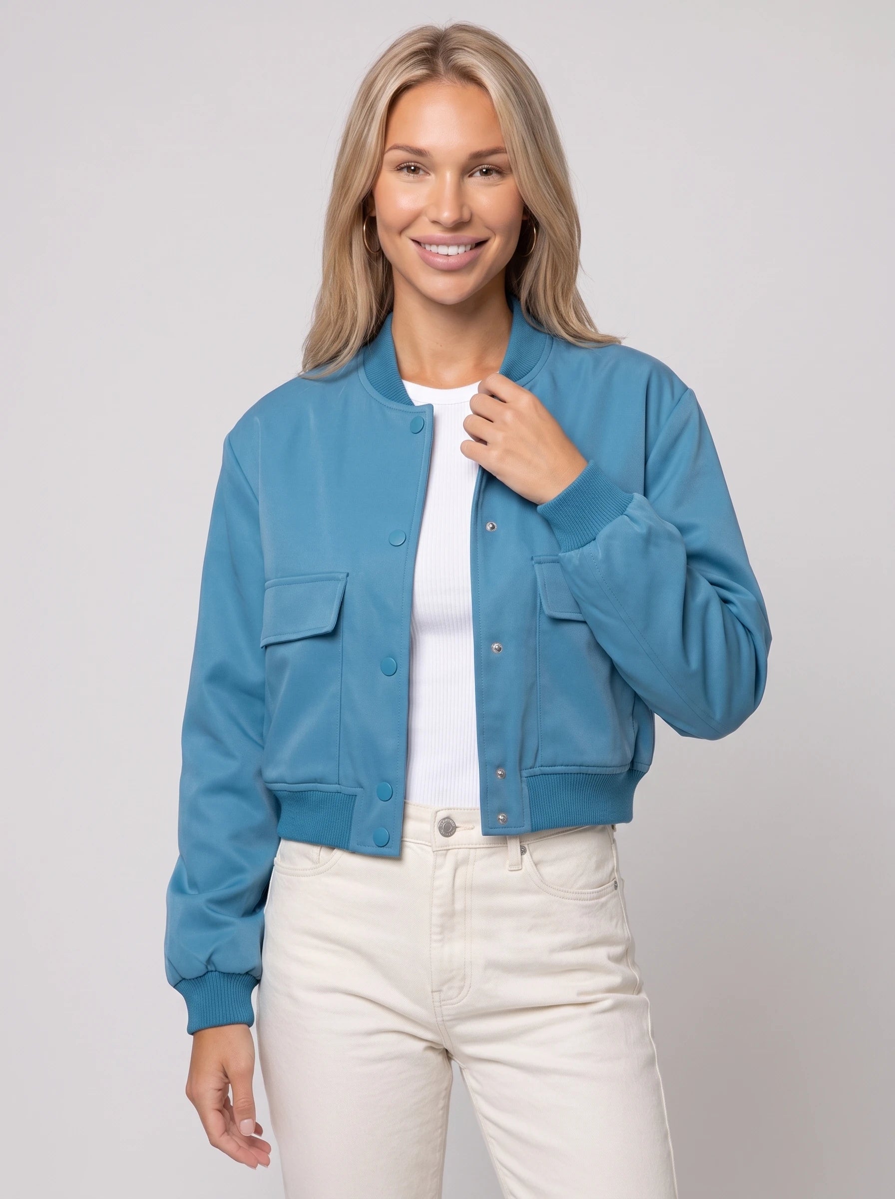 Bomber court satiné bleu azur Aurélie, plan rapproché en studio