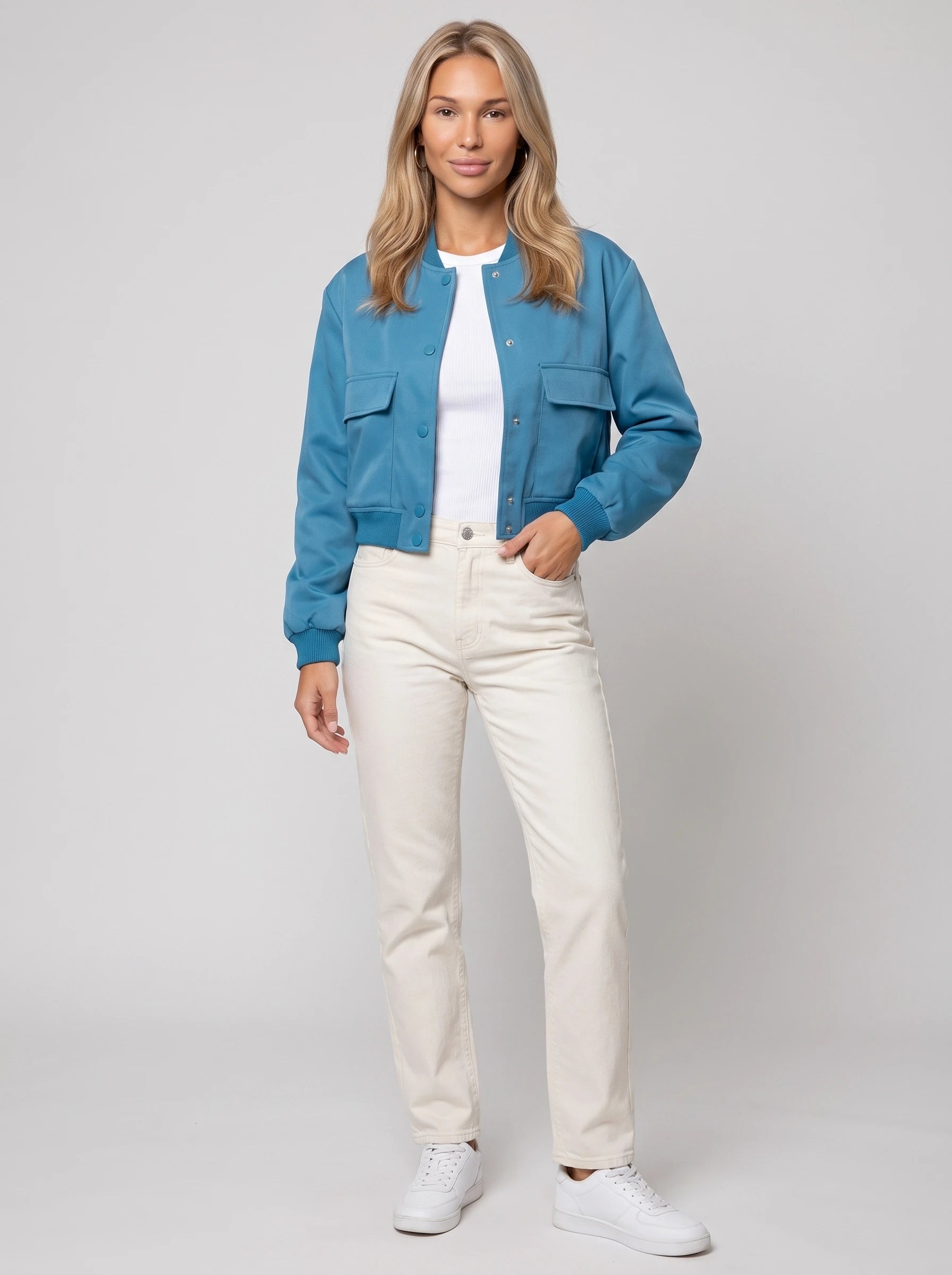 Bomber court satiné bleu azur Aurélie, vue de face en studio