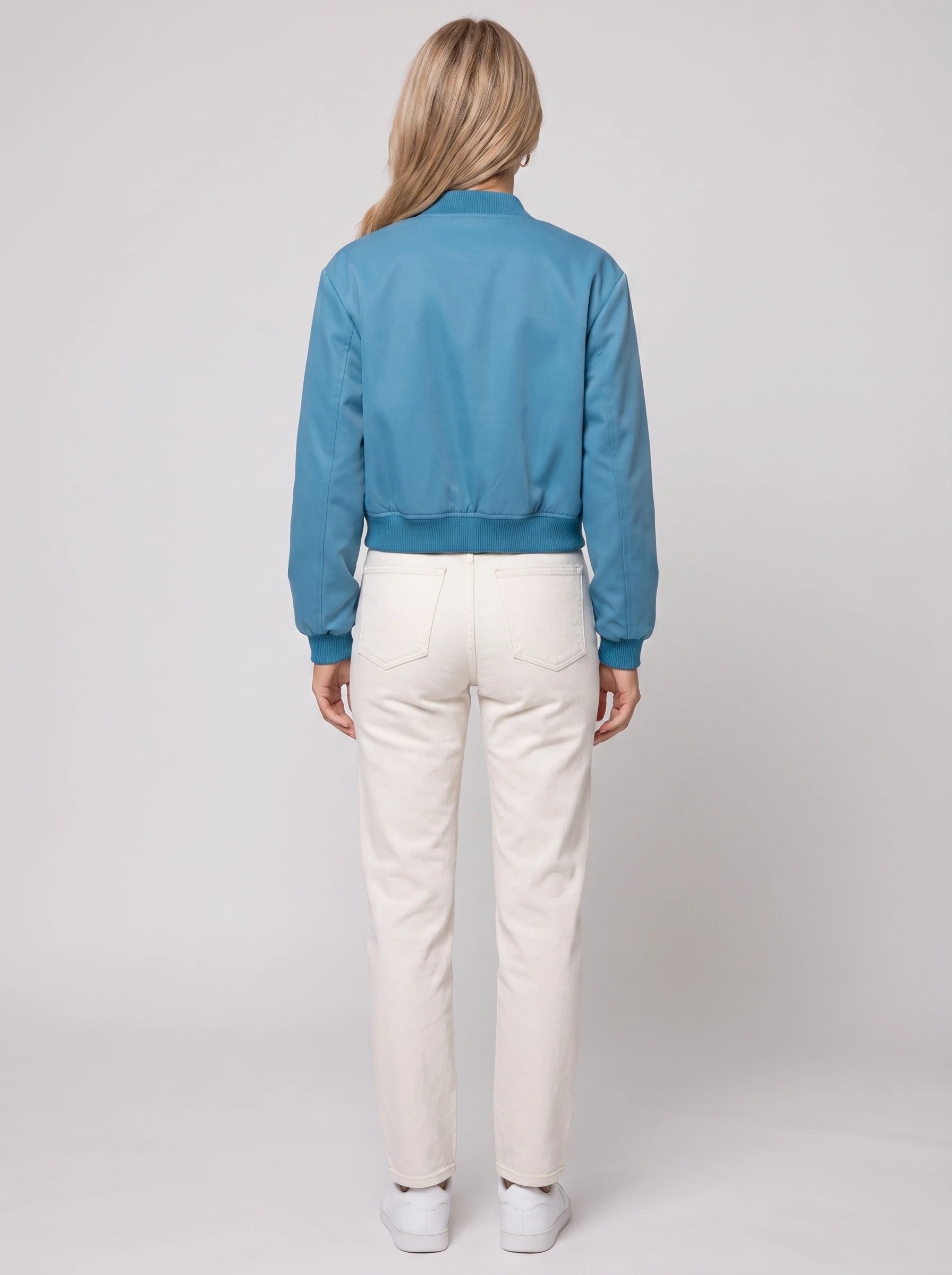 Bomber court satiné bleu azur Aurélie, vue de dos en studio