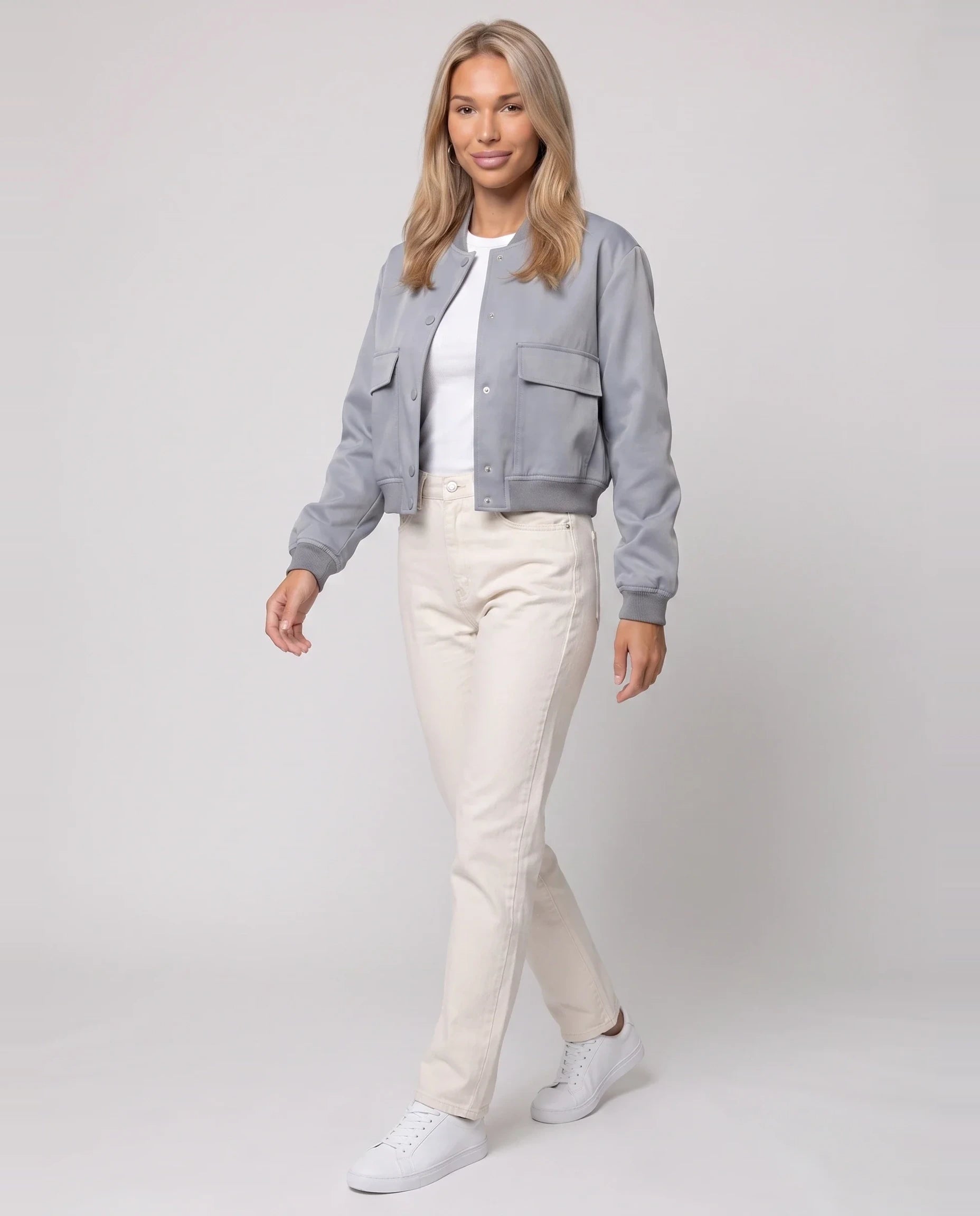 Bomber court satiné bleu gris Aurélie, vue de trois quarts en studio