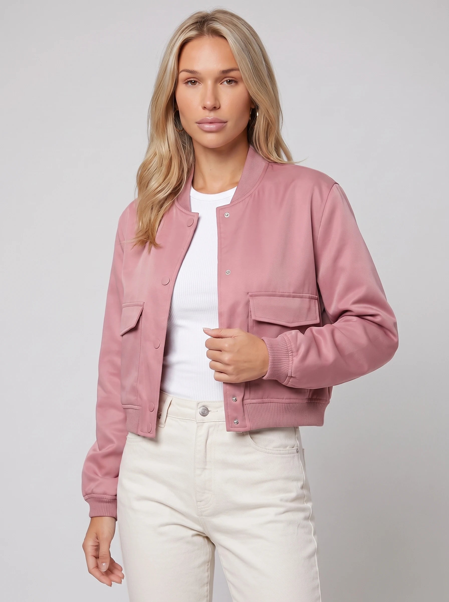 Bomber court satiné rose Aurélie, plan rapproché en studio