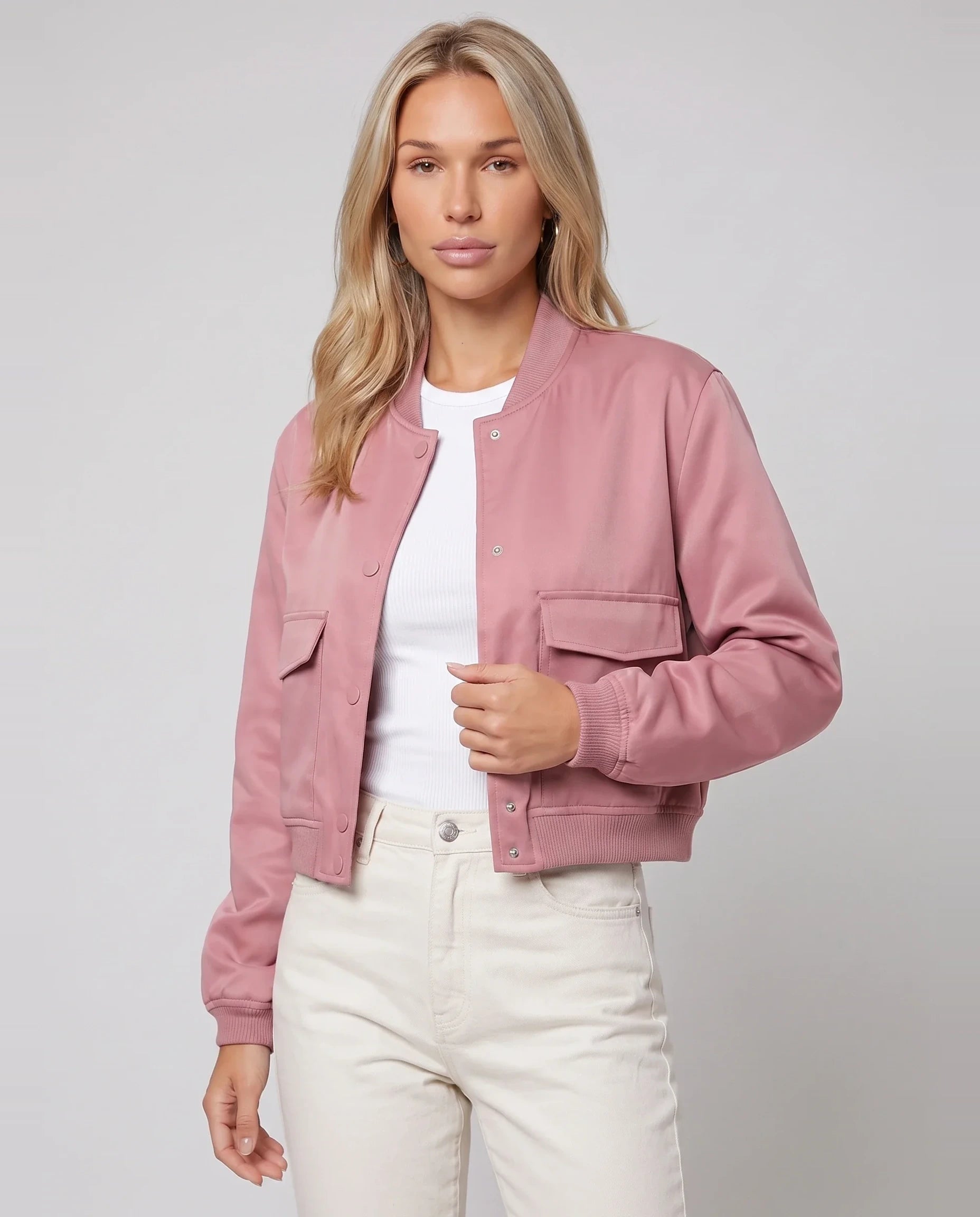 Bomber court satiné rose Aurélie, plan rapproché en studio