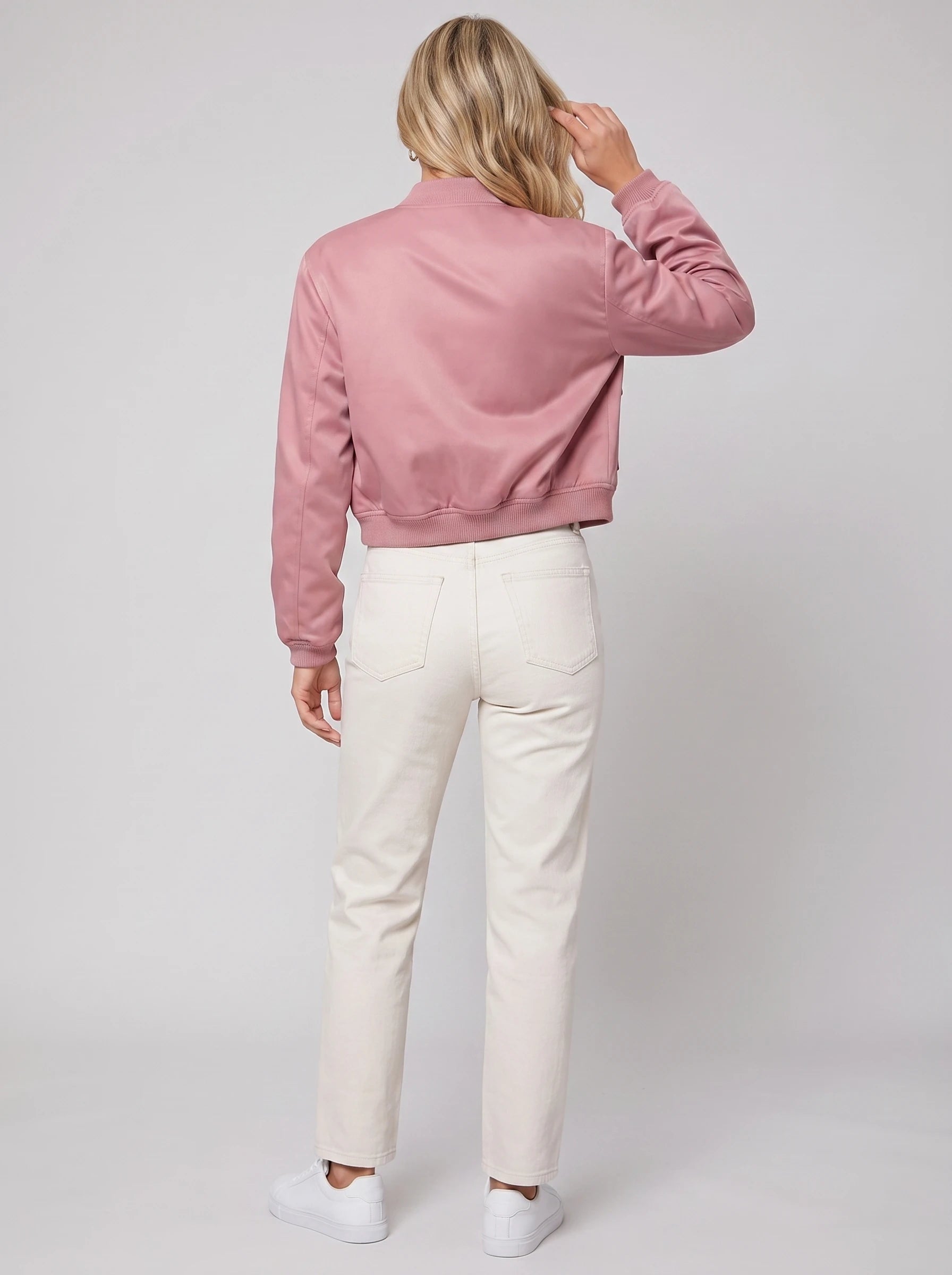 Bomber court satiné rose Aurélie, vue de dos en studio