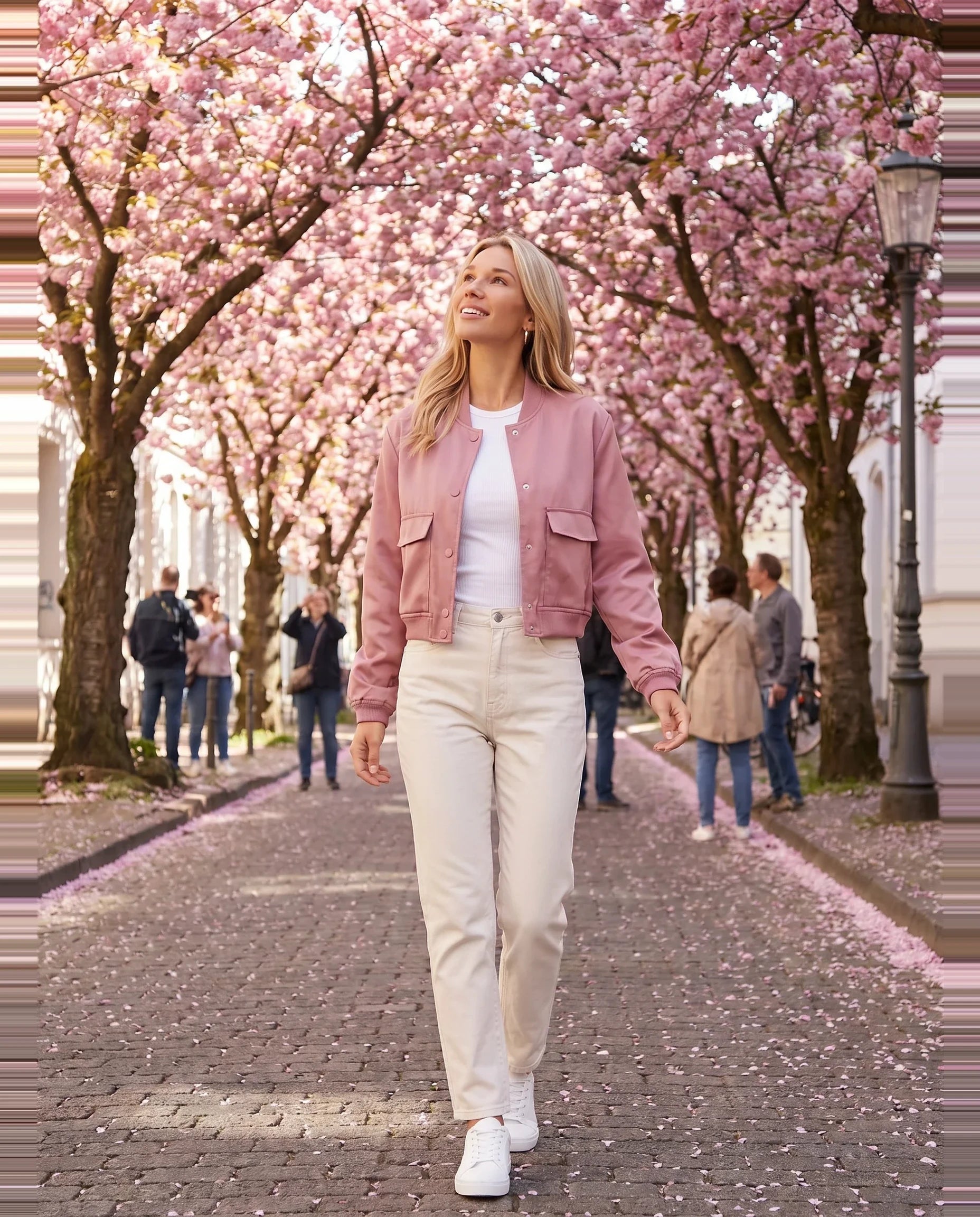 Bomber satiné rose Aurélie, porté sous les cerisiers en fleurs