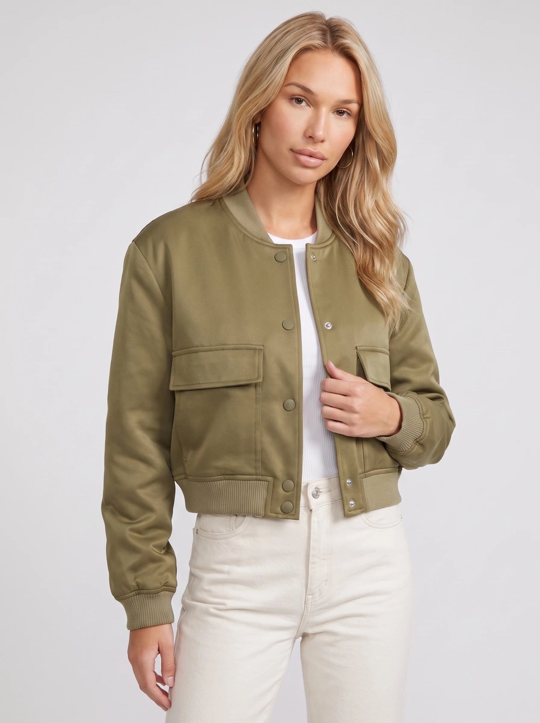 Bomber court satiné vert olive Aurélie, plan rapproché en studio