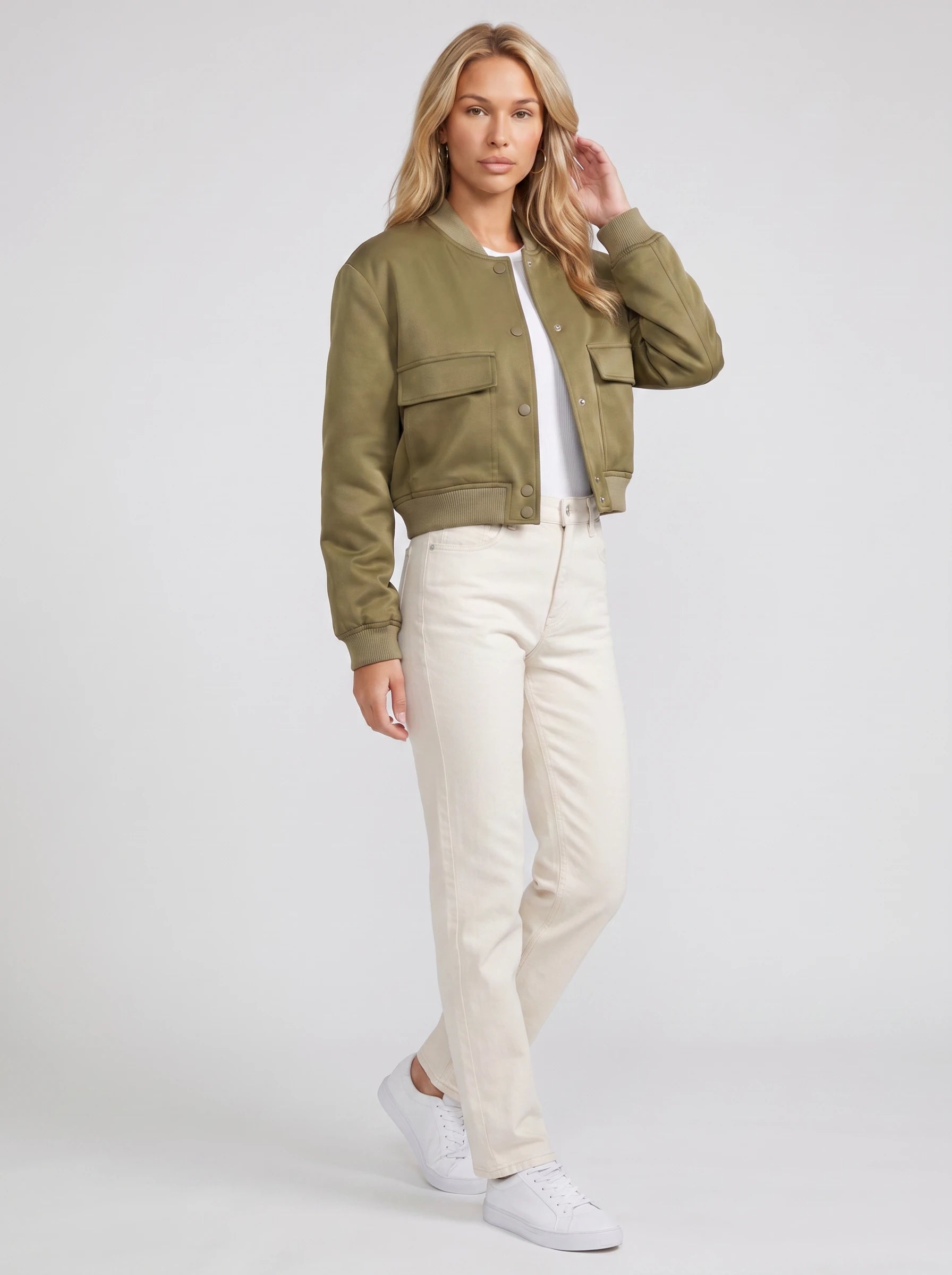 Bomber court satiné vert olive Aurélie, vue de trois quarts en studio