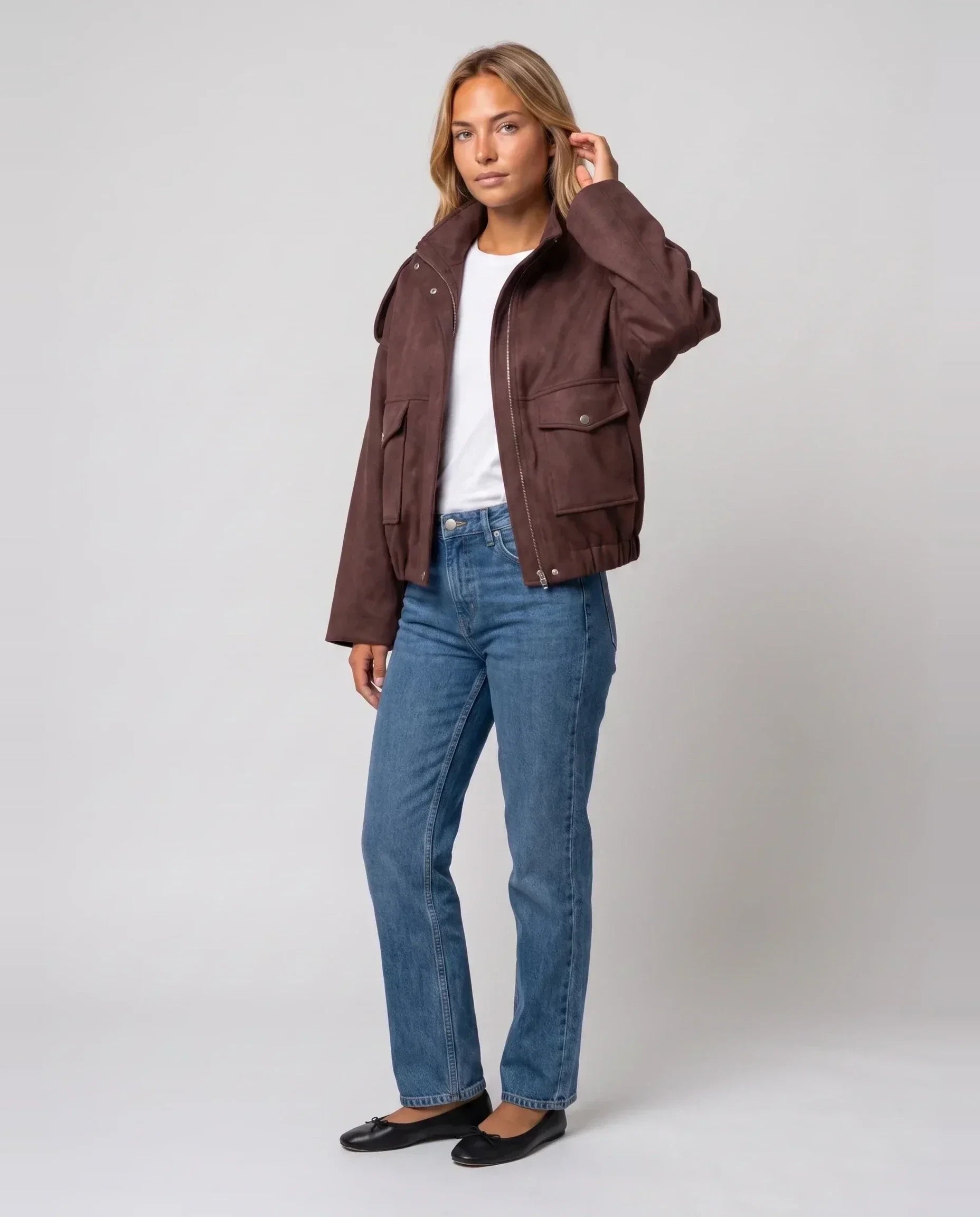 Bomber oversize en suédine brun Gervaise, vue de trois quarts en studio