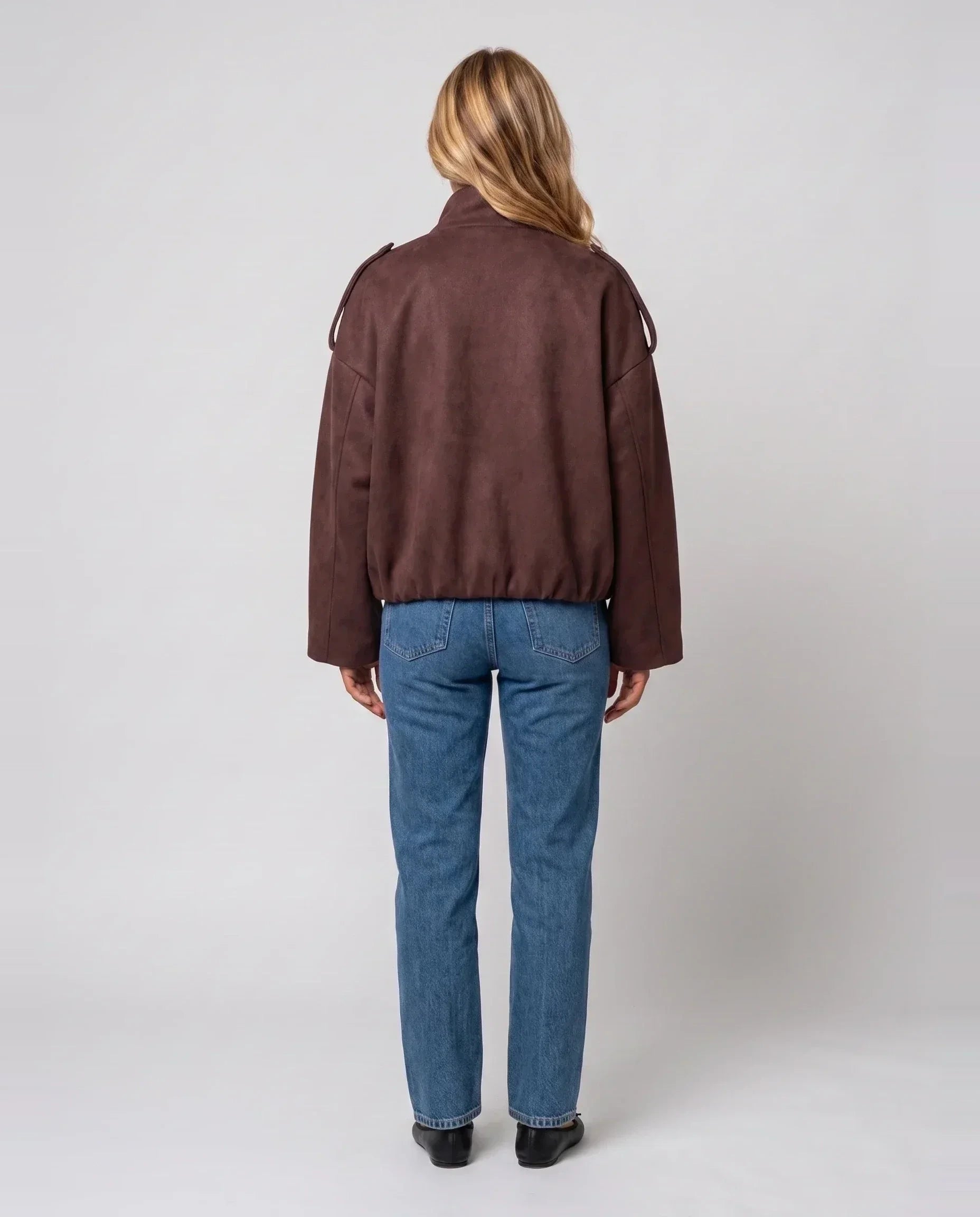 Bomber oversize en suédine brun Gervaise, vue de dos en studio