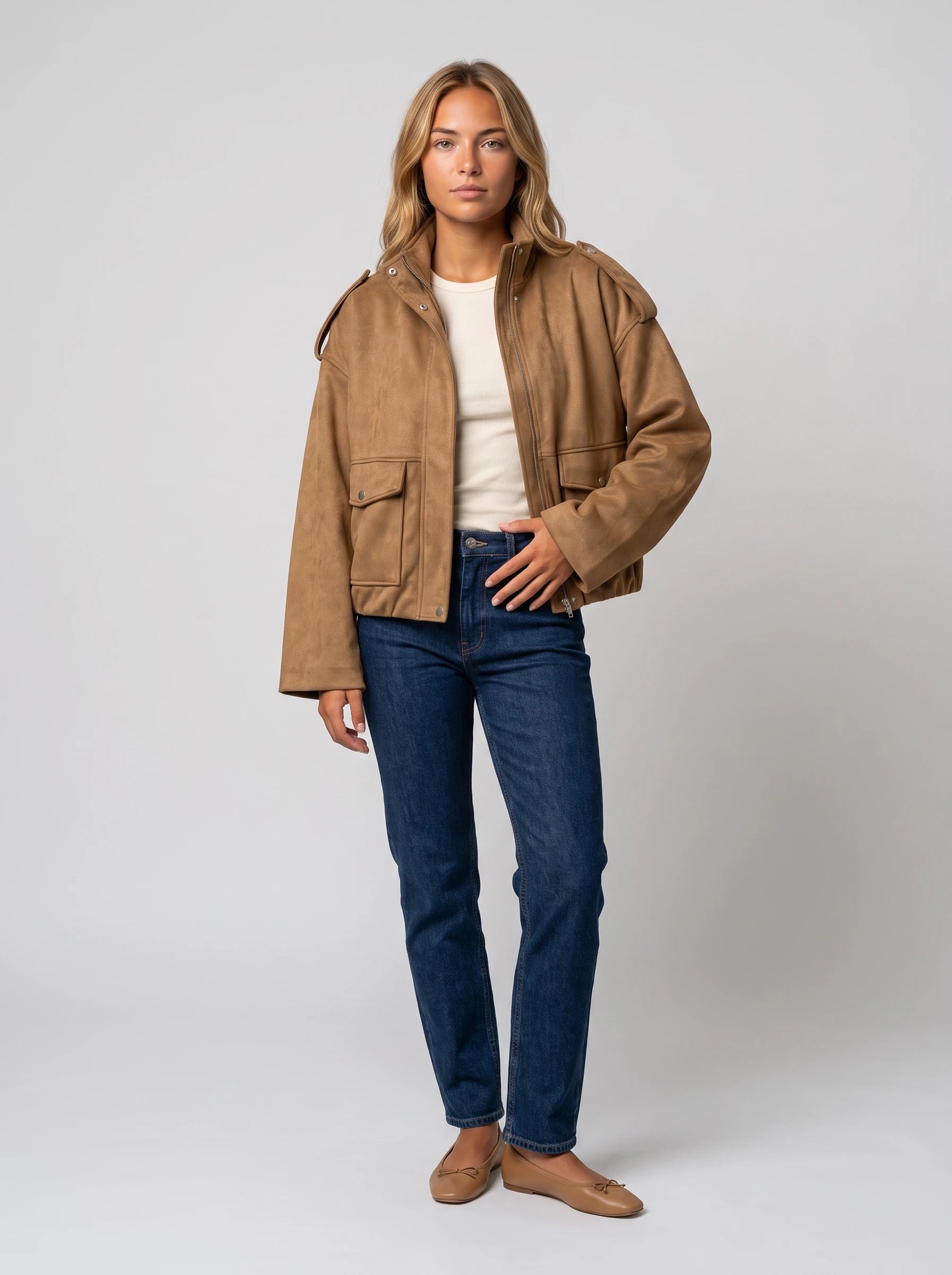 Bomber oversize en suédine chameau Gervaise, vue de face en studio