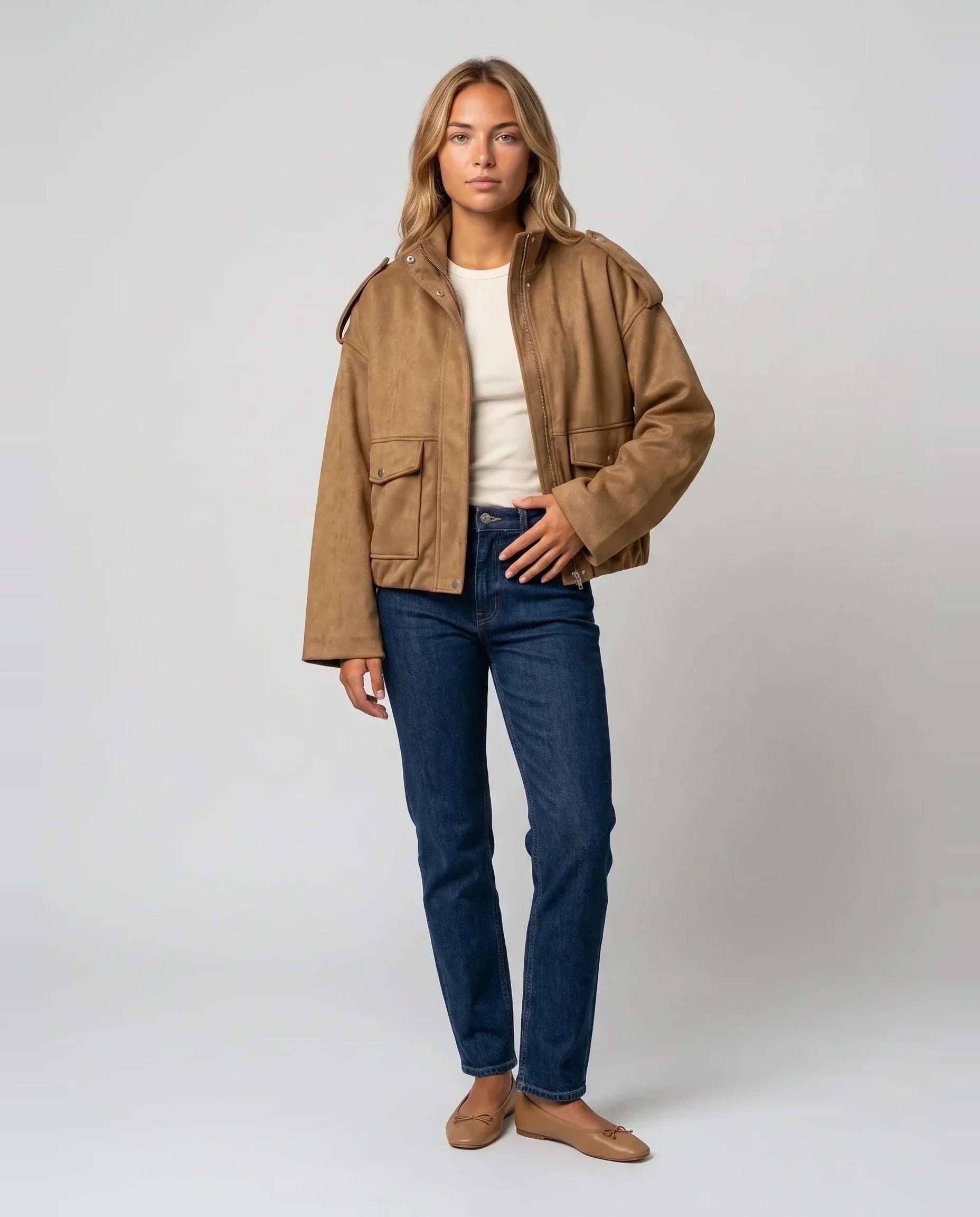 Bomber oversize en suédine chameau Gervaise, vue de face en studio