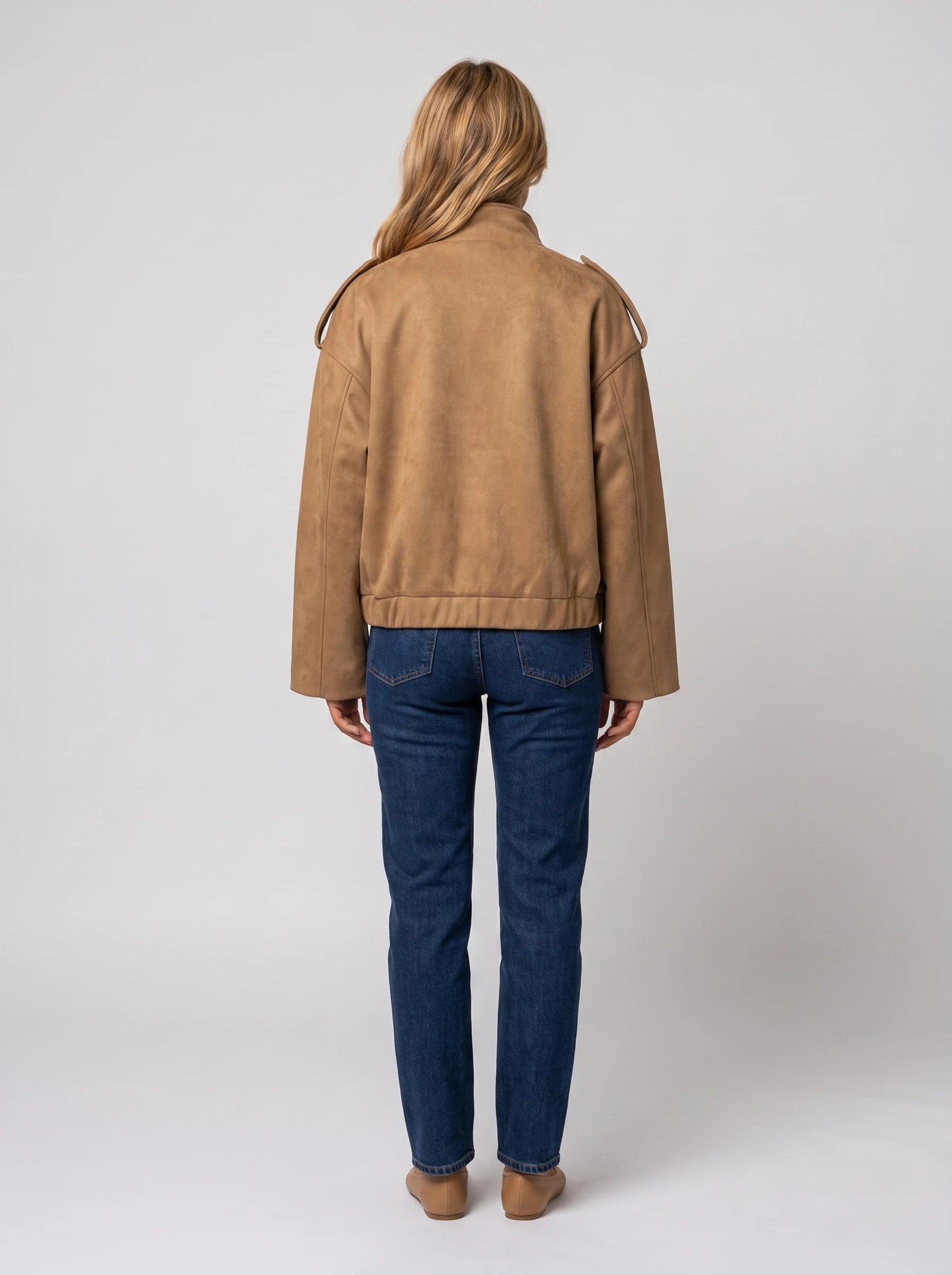 Bomber oversize en suédine chameau Gervaise, vue de dos en studio