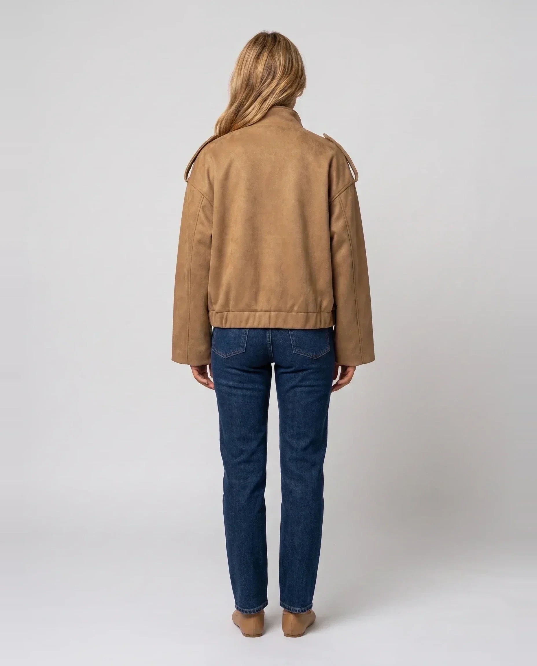 Bomber oversize en suédine chameau Gervaise, vue de dos en studio