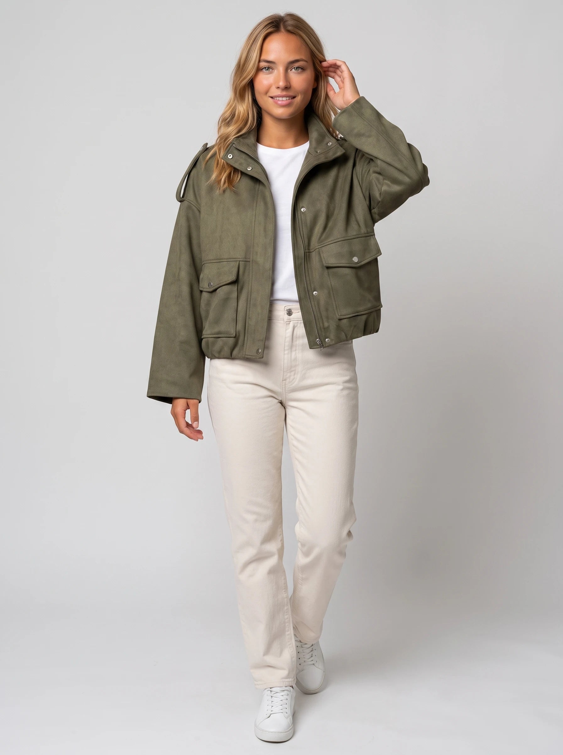 Bomber oversize en suédine vert armée Gervaise, vue de face en studio