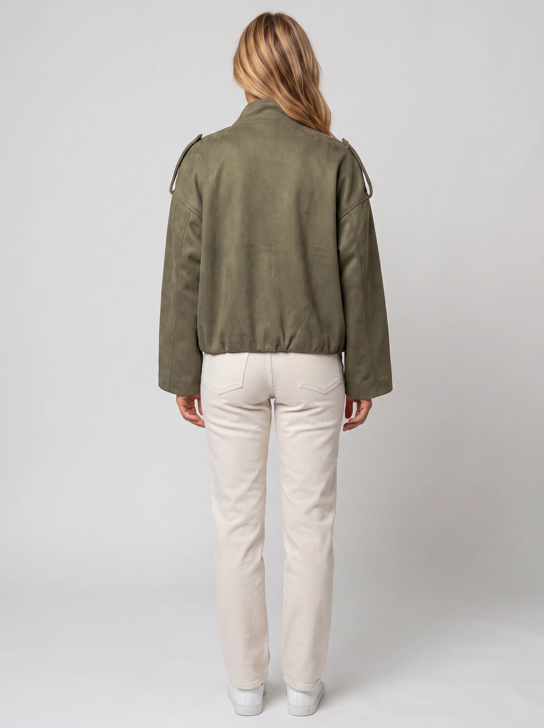 Bomber oversize en suédine vert armée Gervaise, vue de dos en studio