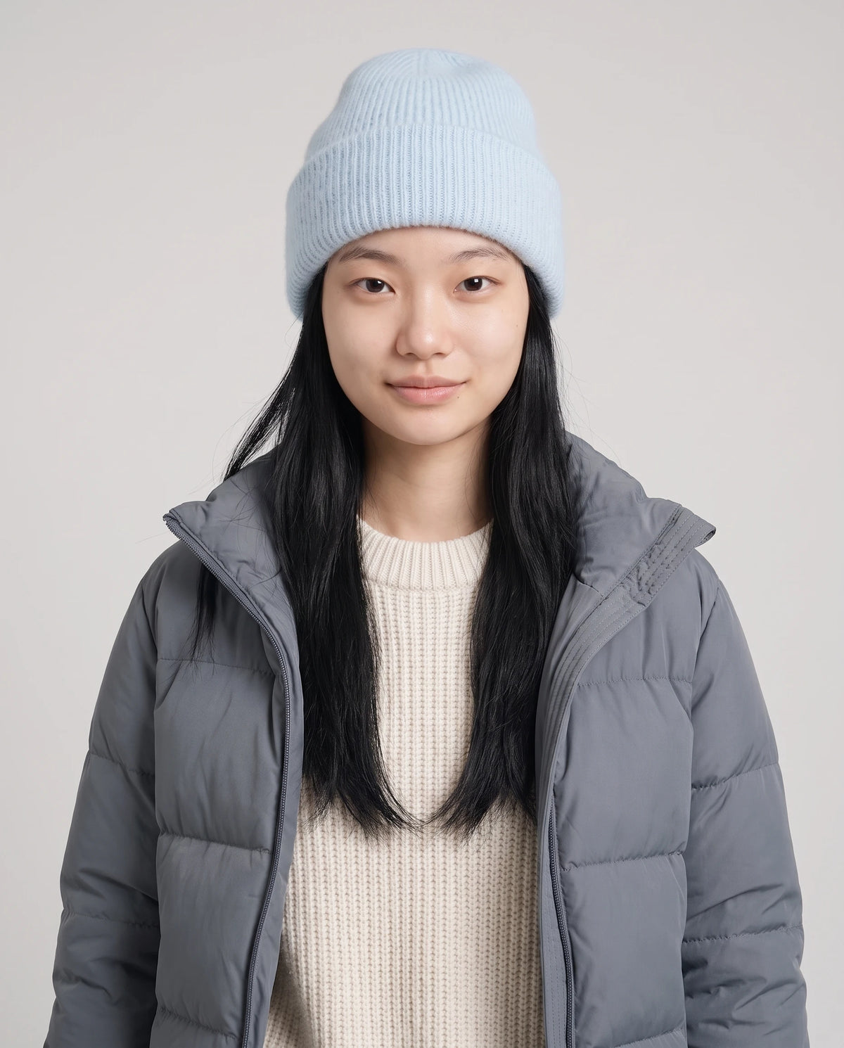 Strickmütze mit Umschlag — Thaïs, Farbe Himmelblau, Dreiviertelansicht