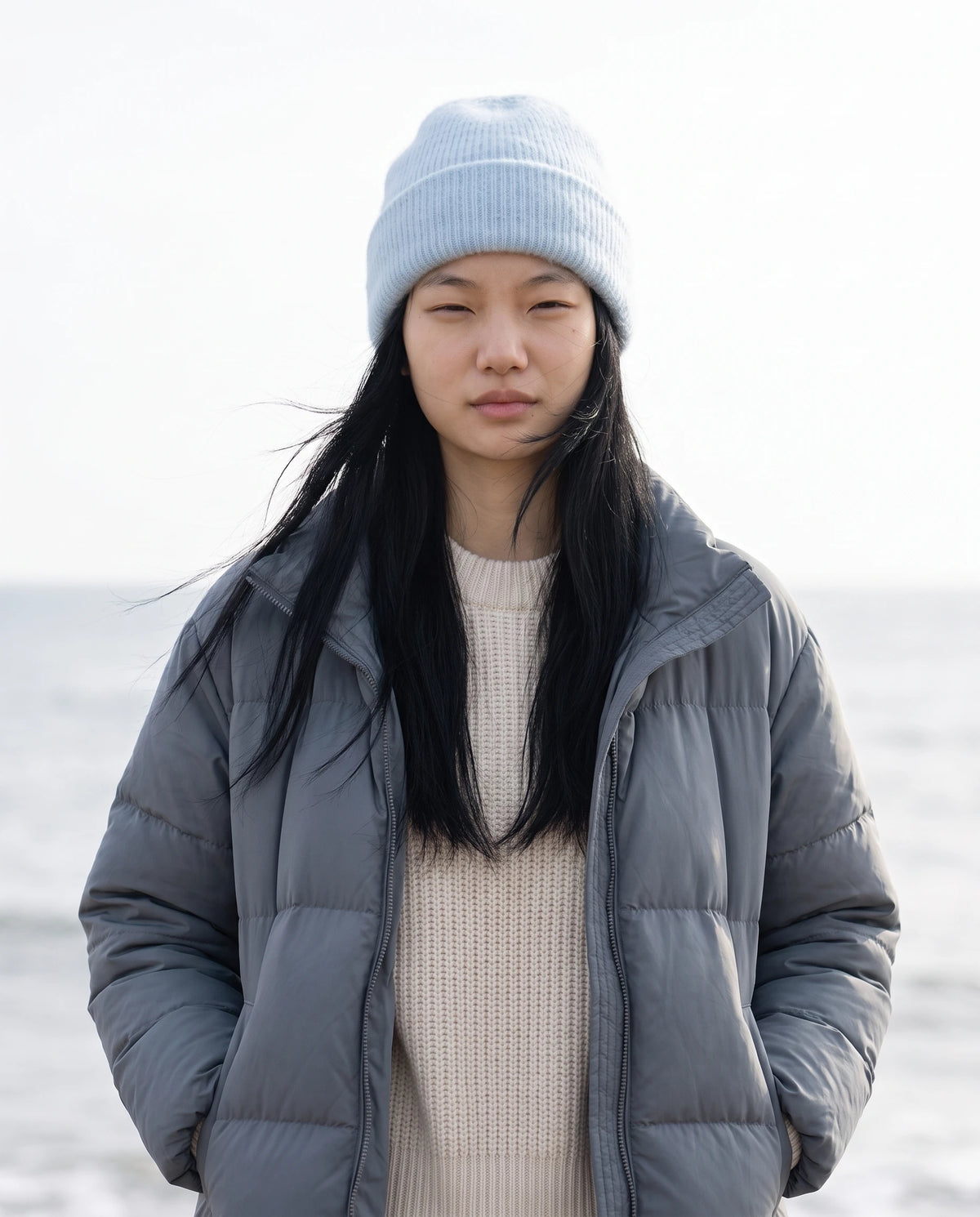 Strickmütze mit Umschlag — Thaïs, Farbe Himmelblau, winterlich getragen