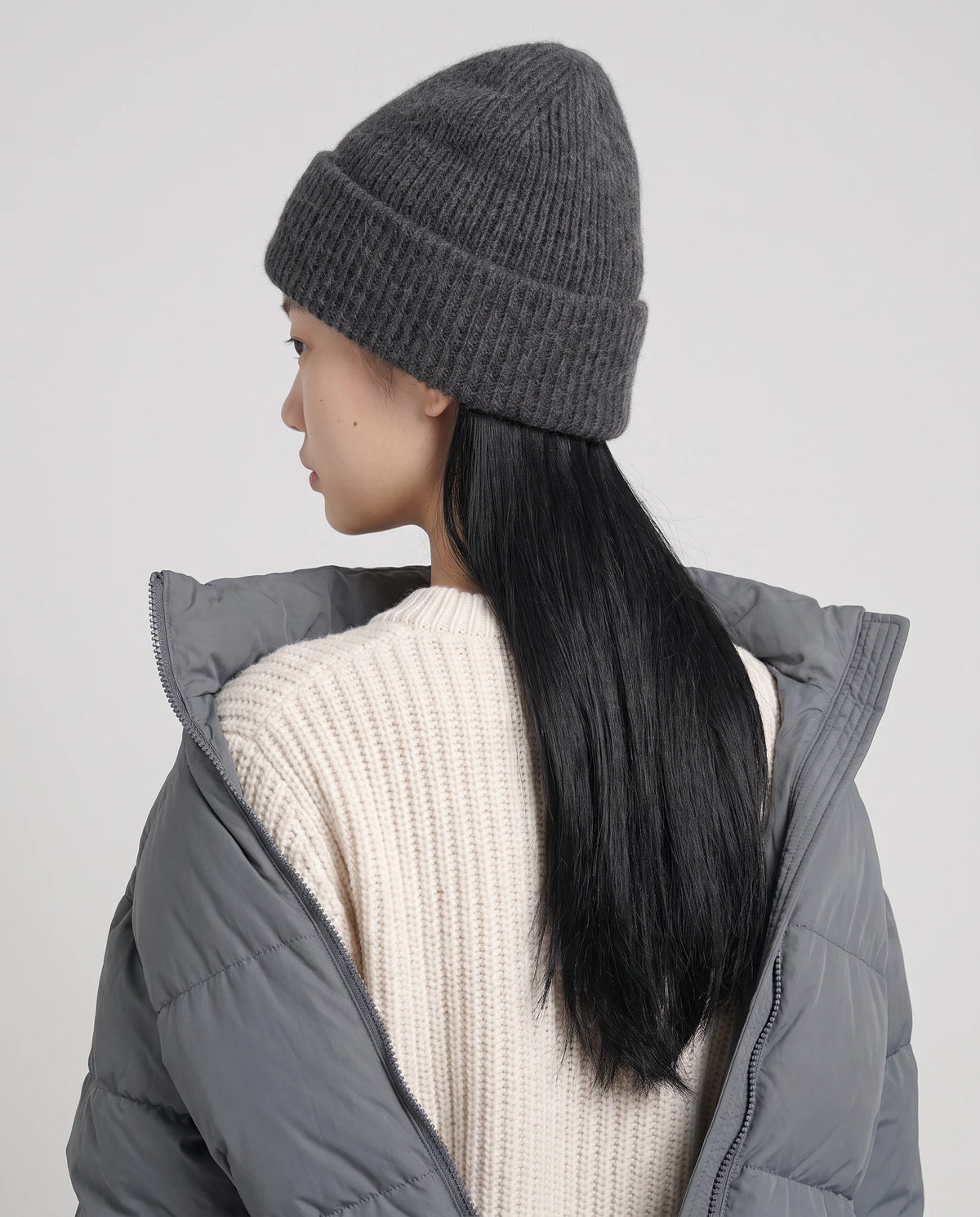 Strickmütze mit Umschlag — Thaïs, Farbe Anthrazitgrau, Dreiviertelansicht