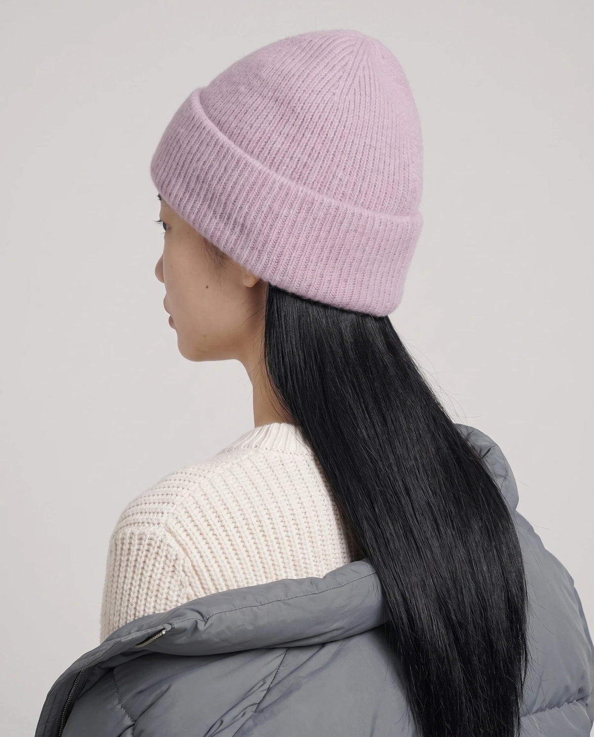 Strickmütze mit Umschlag — Thaïs, Farbe Flieder, Dreiviertelansicht