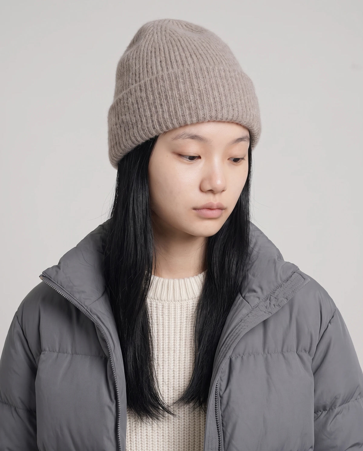Strickmütze mit Umschlag — Thaïs, Farbe Taupe, Dreiviertelansicht