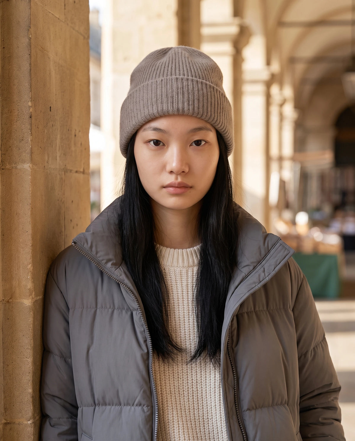 Strickmütze mit Umschlag — Thaïs, Farbe Taupe, winterlich getragen