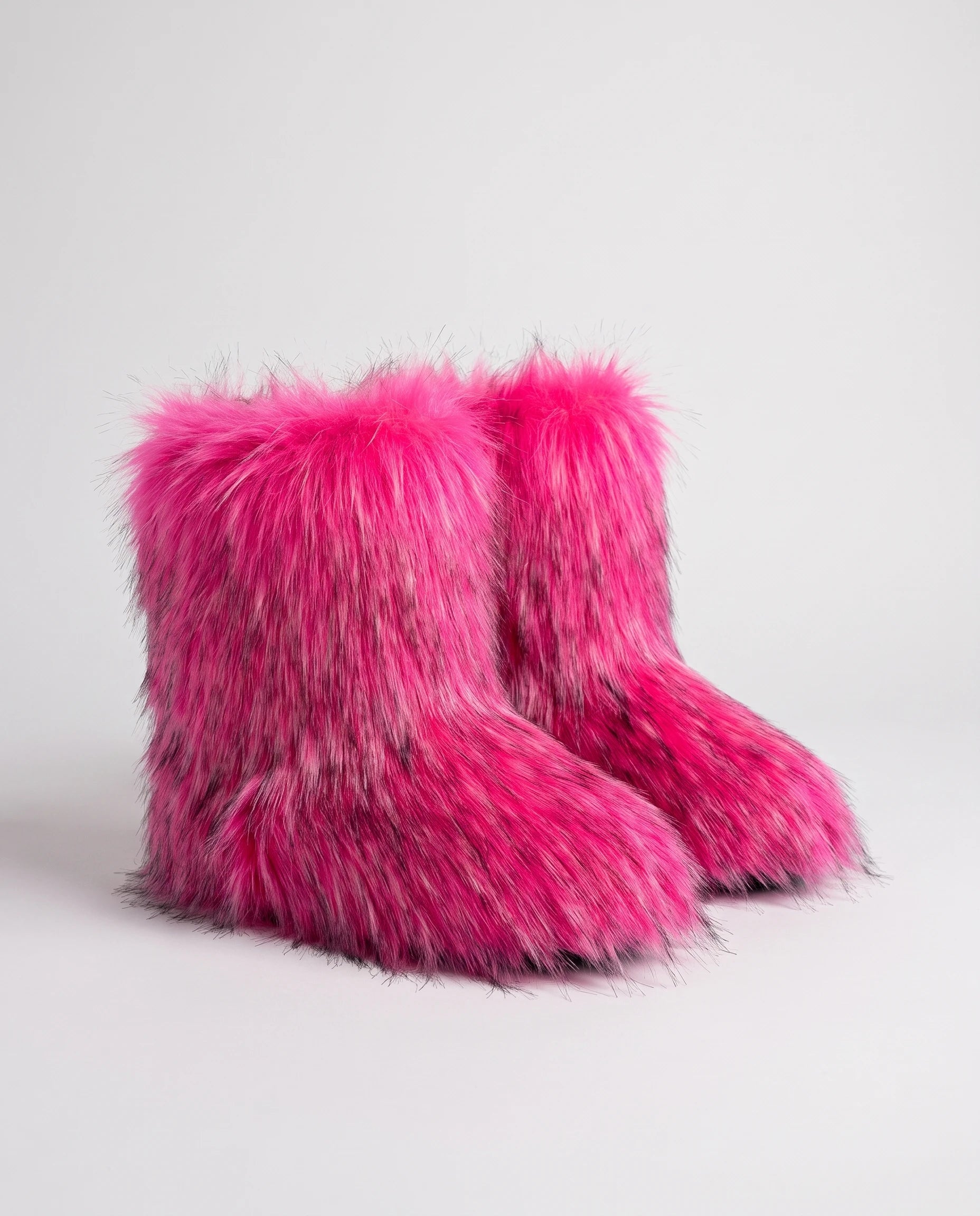Boots moelleuses en fausse fourrure Fanette — Fuchsia, paire en packshot studio