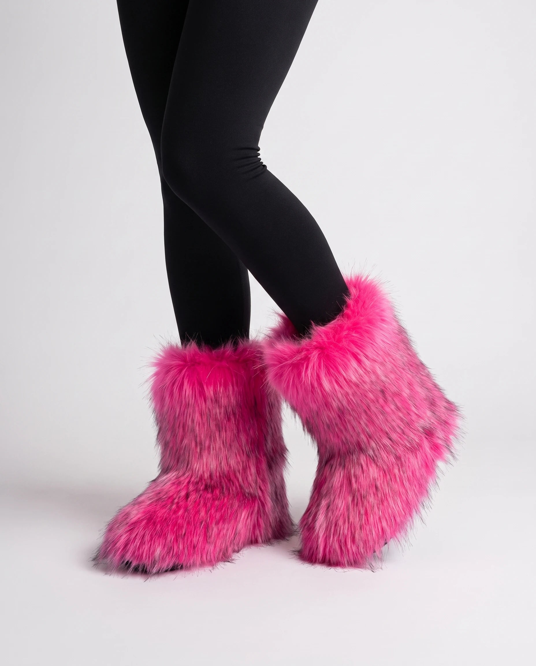 Boots moelleuses en fausse fourrure Fanette — Fuchsia, portées en plan rapproché