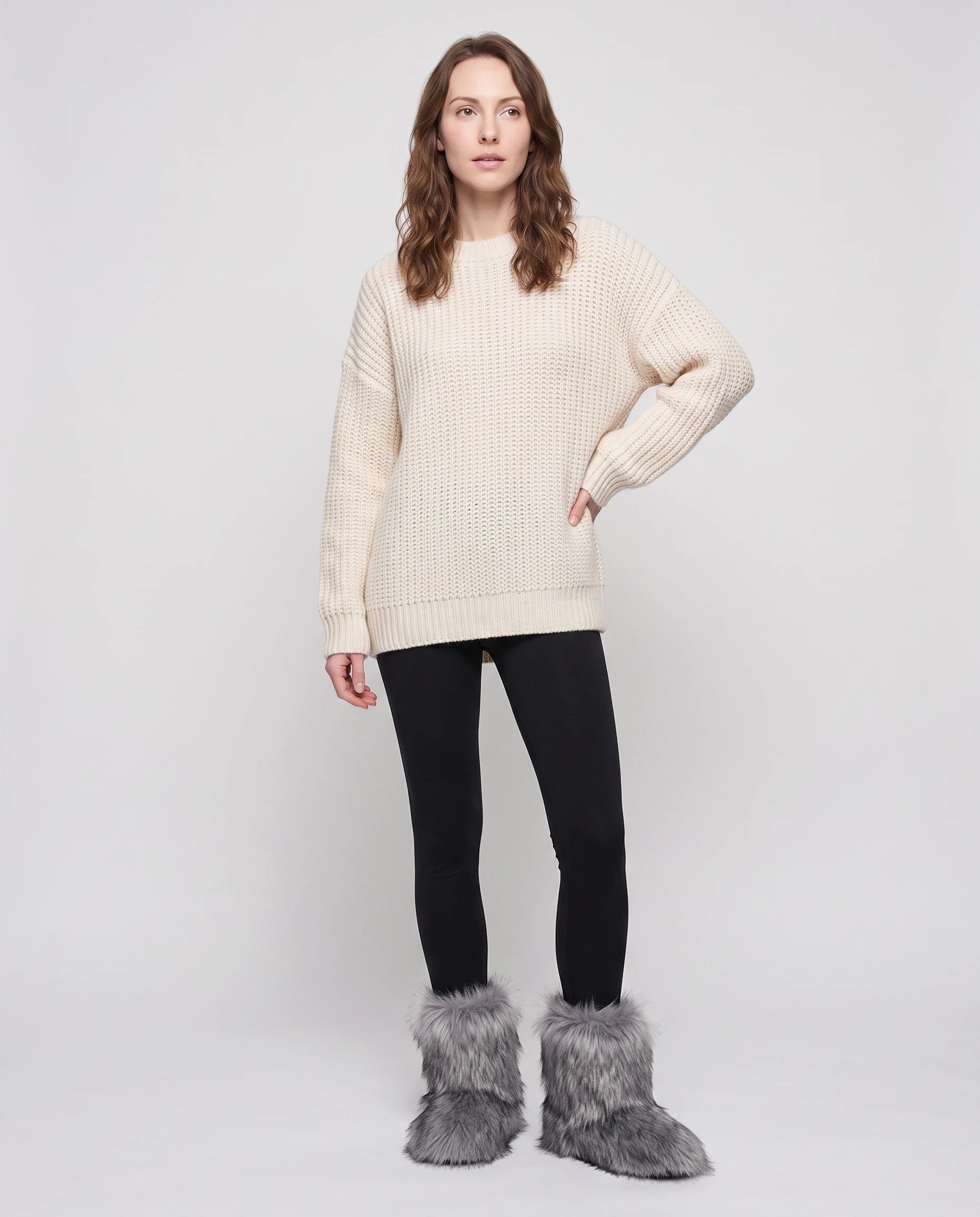 Boots moelleuses en fausse fourrure Fanette — Gris, portées en plein pied studio