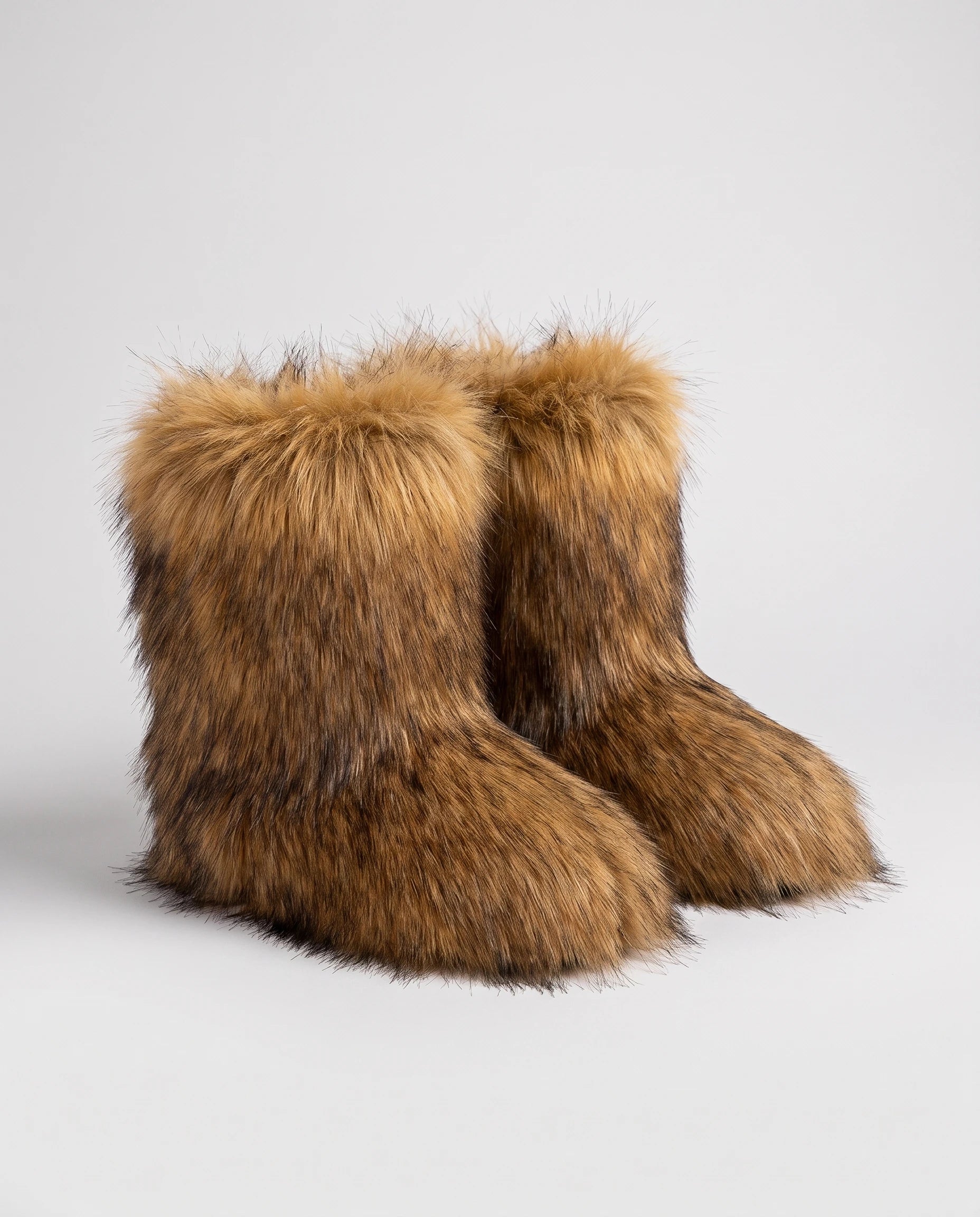 Boots moelleuses en fausse fourrure Fanette — Marron, paire en packshot studio
