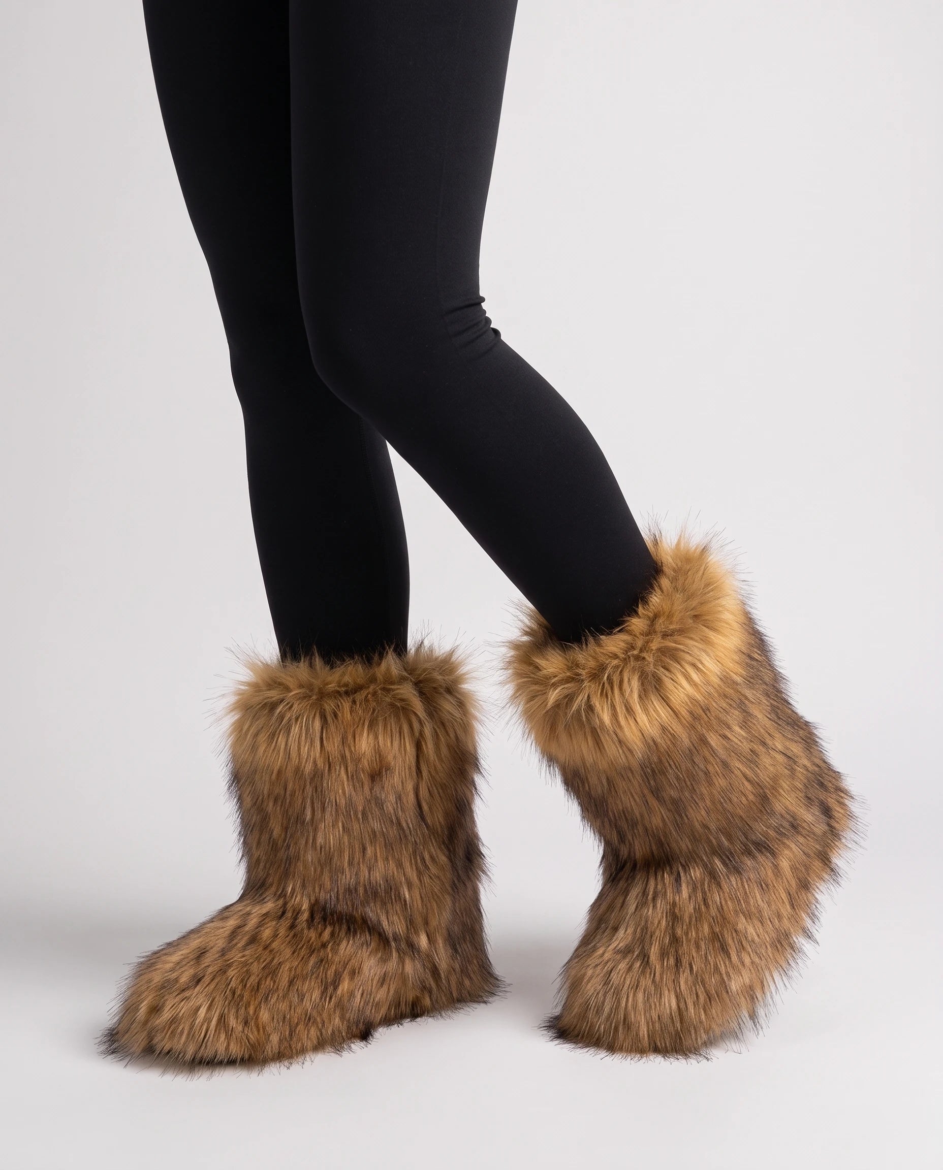 Boots moelleuses en fausse fourrure Fanette — Marron, portées en plan rapproché