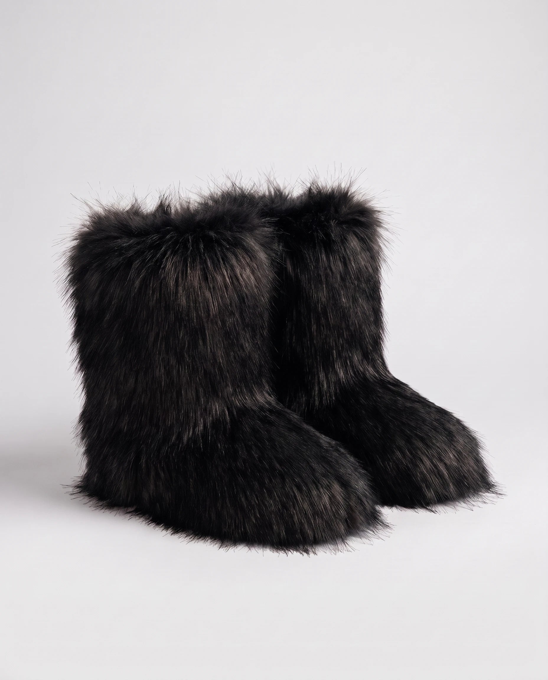 Boots moelleuses en fausse fourrure Fanette — Noir, paire en packshot studio