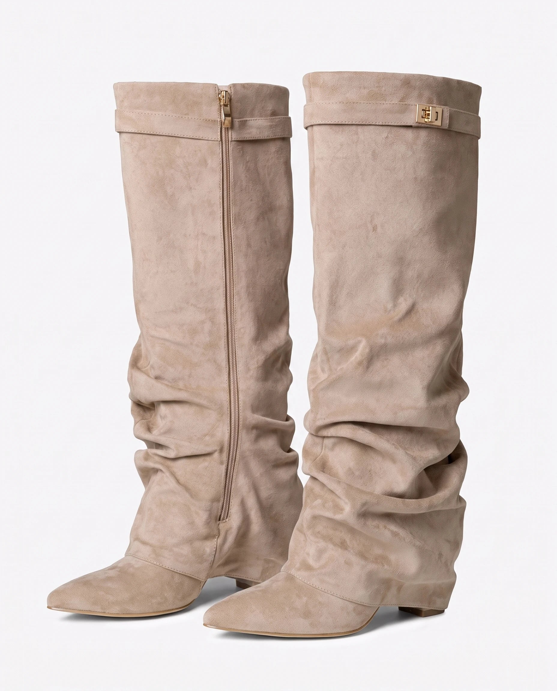 Bottes hautes slouchy en suédine Athénaïs — Beige, paire de trois quarts avec zip