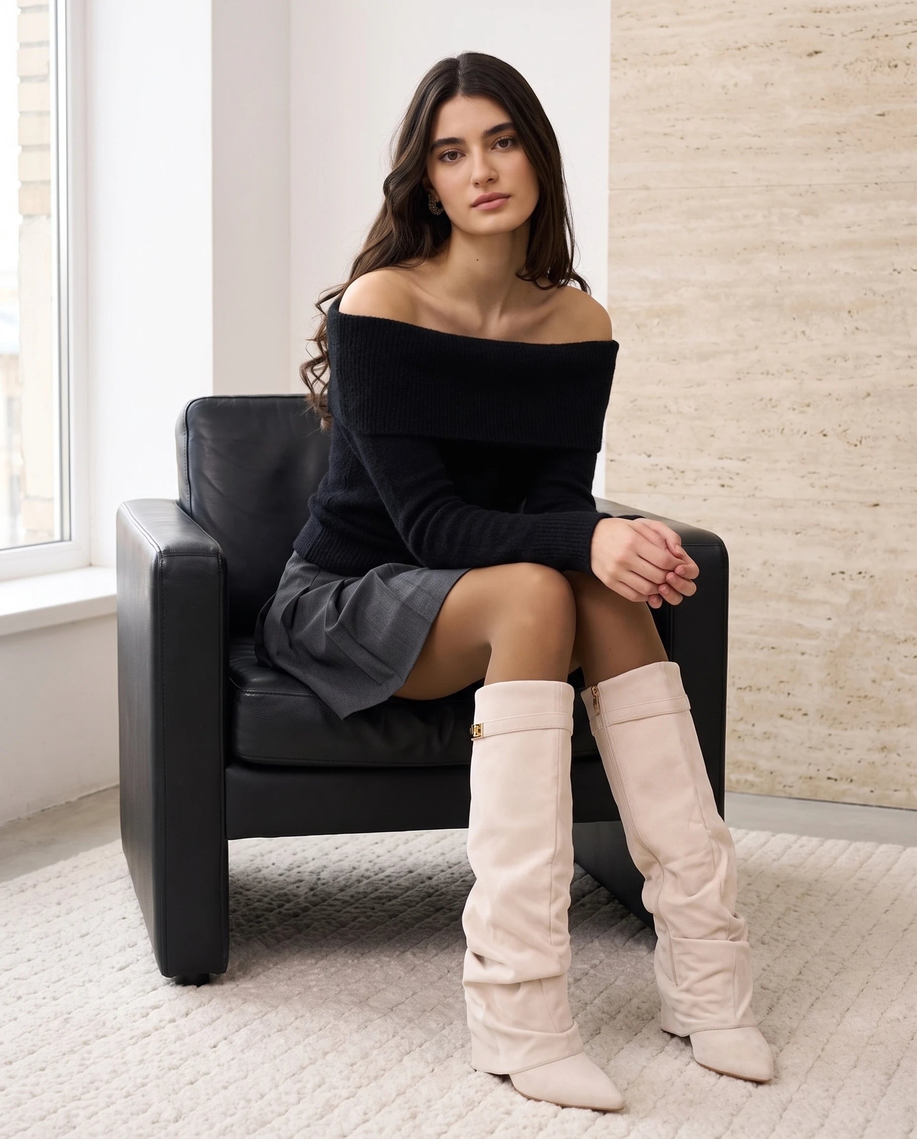 Bottes hautes slouchy en suédine Athénaïs — Blanc Cassé, portées par la modèle assise