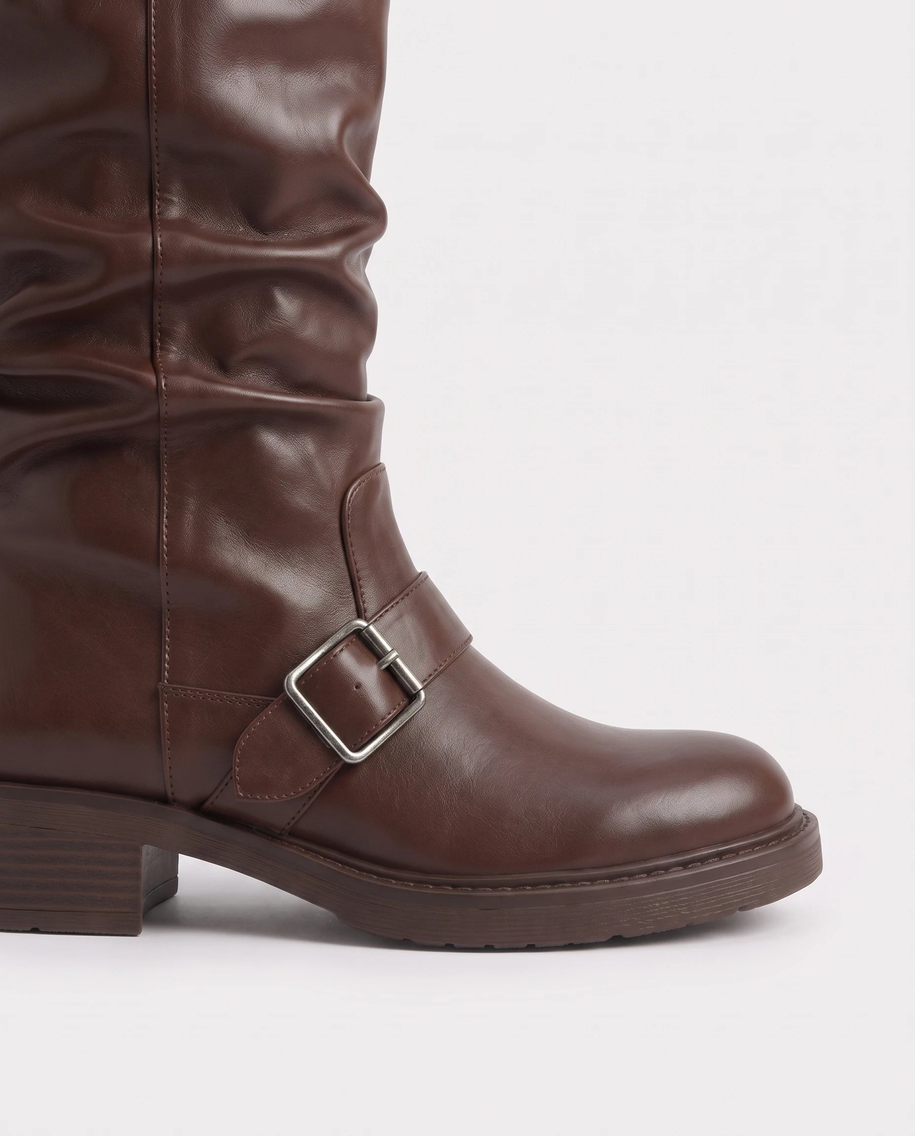 Bottes mi-mollet à boucles effet cuir Orlane — Chocolat, détail de la bride à boucle carrée argentée